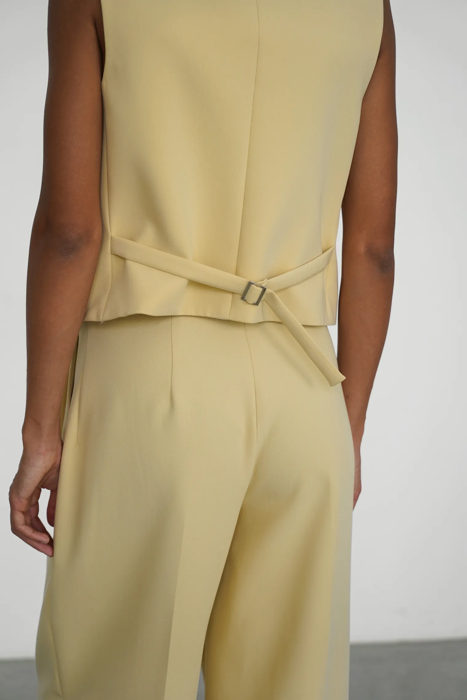 Брюки широкого кроя с завышенной талией со складками соломенного цвета фото 7