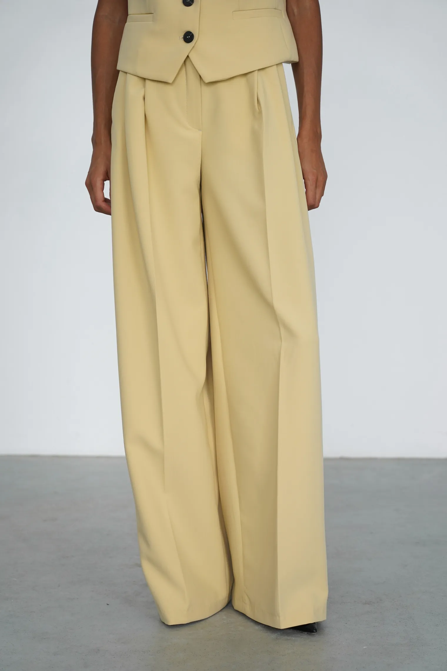 Брюки широкого кроя с завышенной талией со складками соломенного цвета фото 6