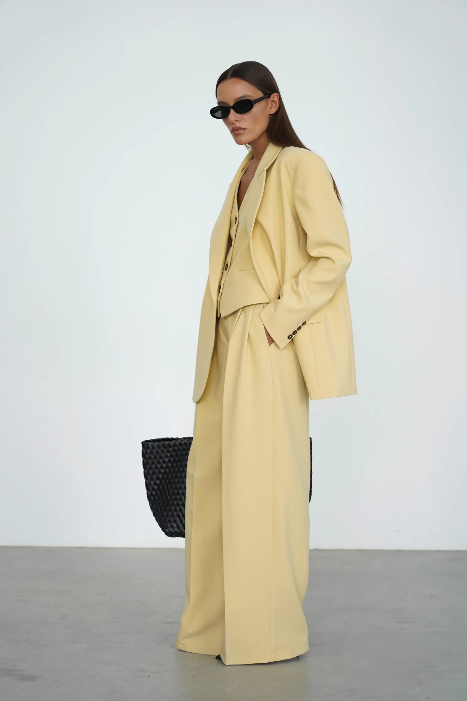 Брюки широкого кроя с завышенной талией со складками соломенного цвета фото 5