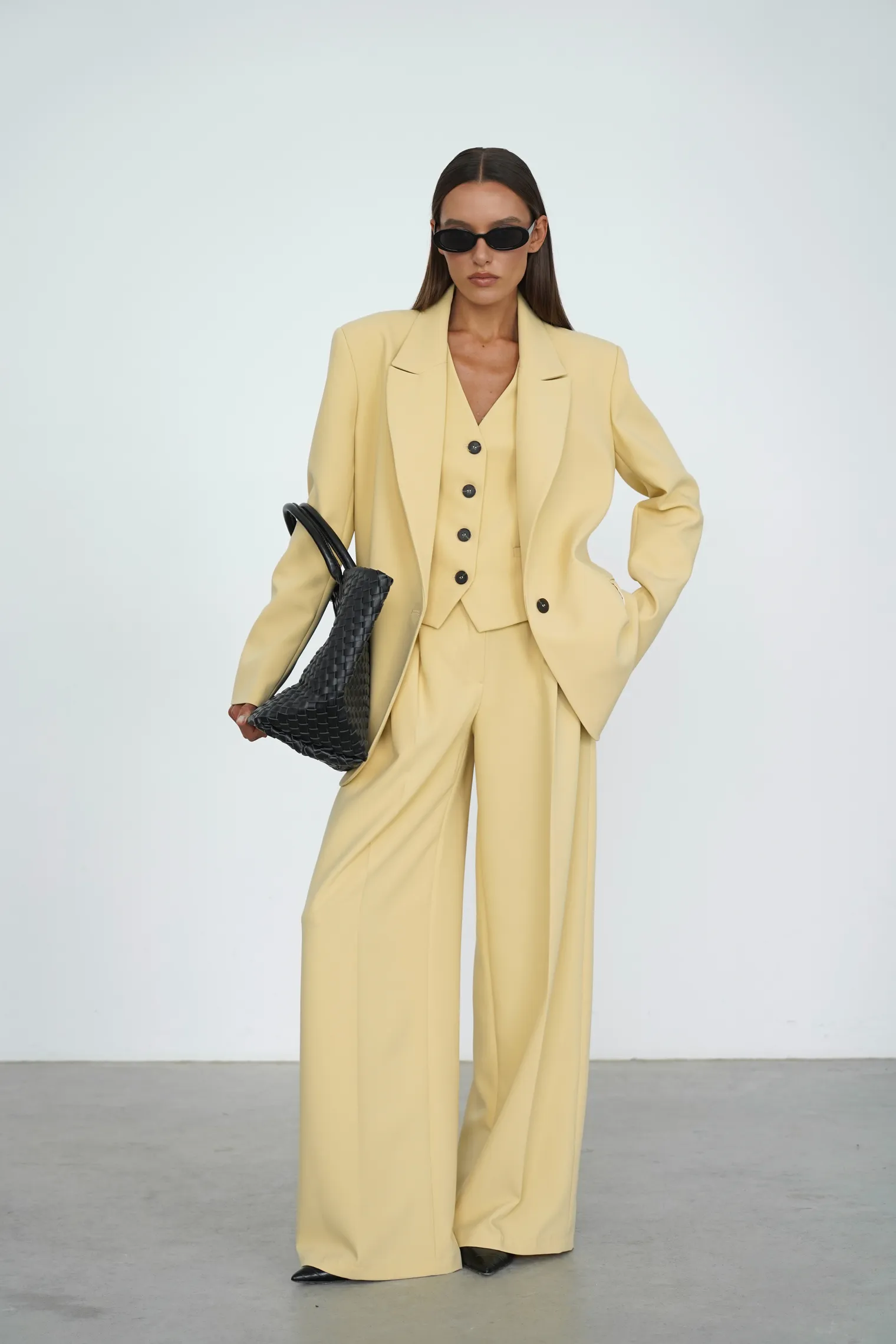 Брюки широкого кроя с завышенной талией со складками соломенного цвета фото 1