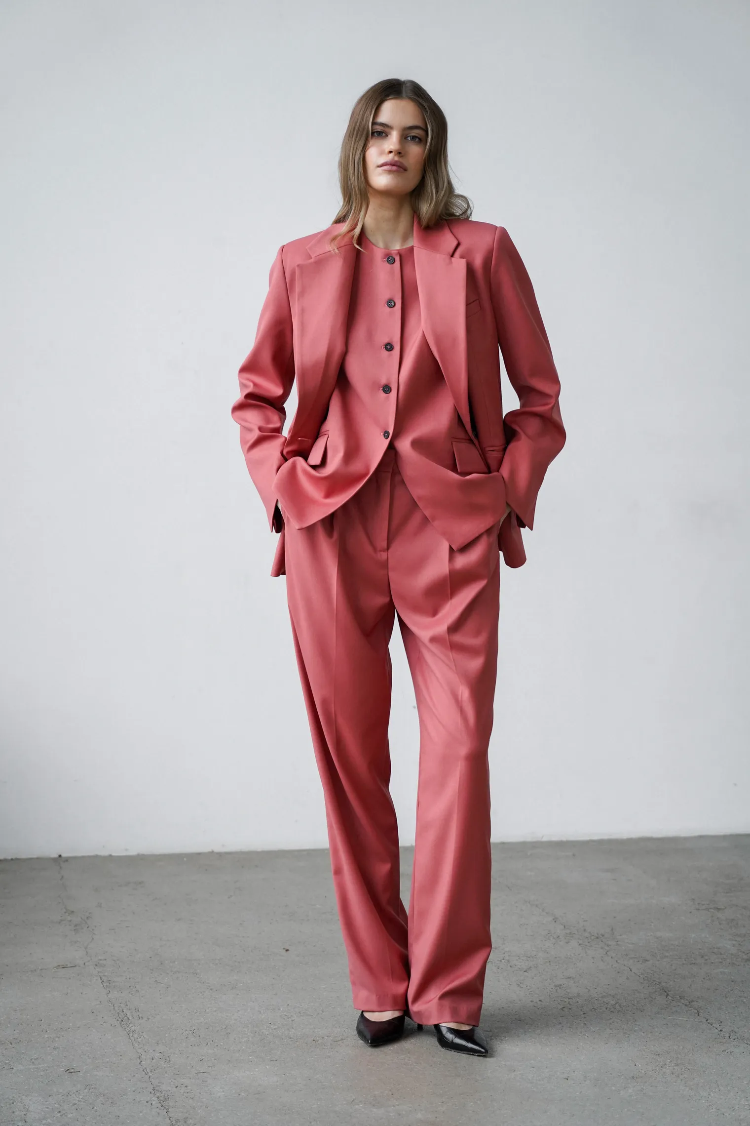 Однобортный жакет свободного кроя цвета морозная ягода фото 5