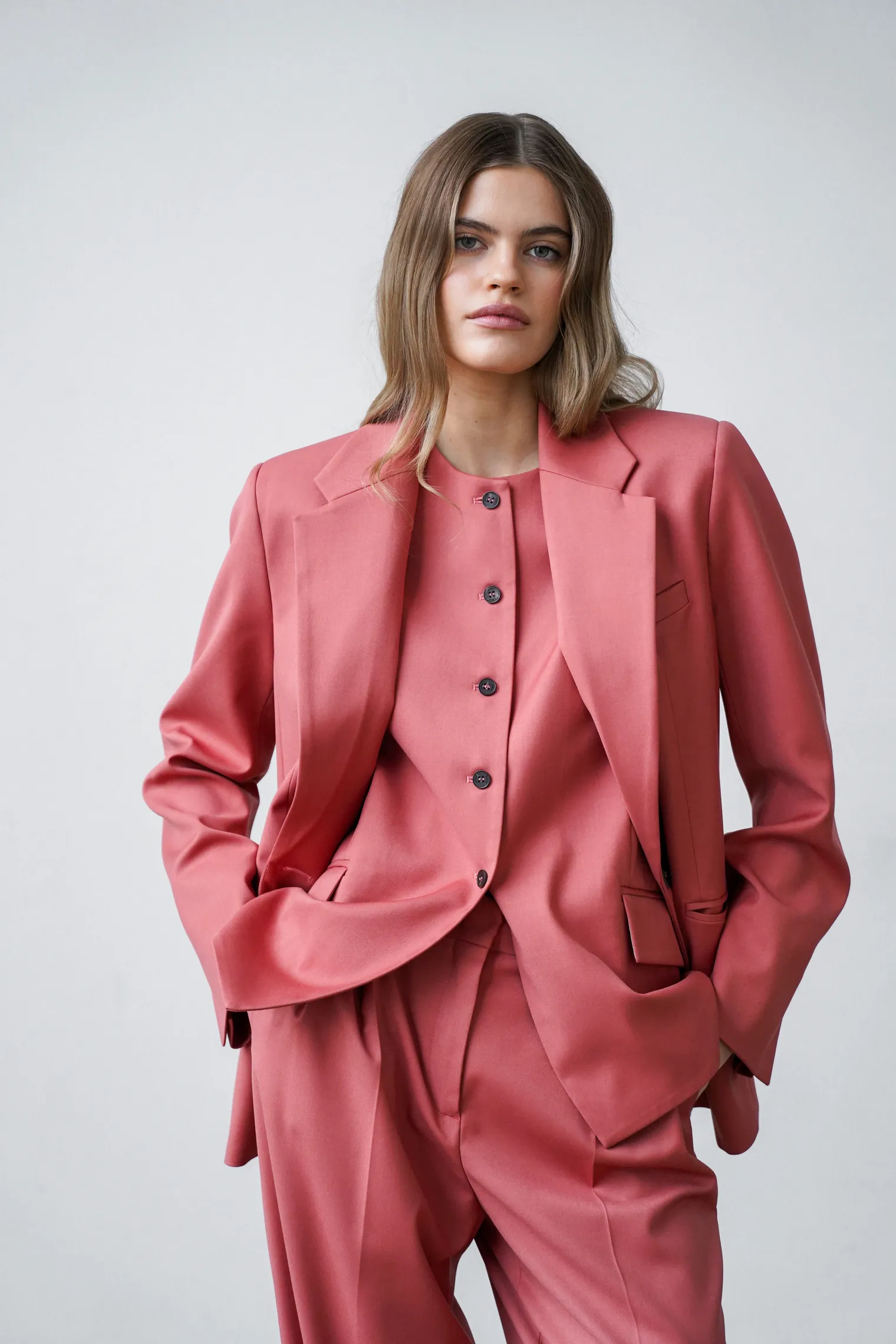 Однобортный жакет свободного кроя цвета морозная ягода фото 1