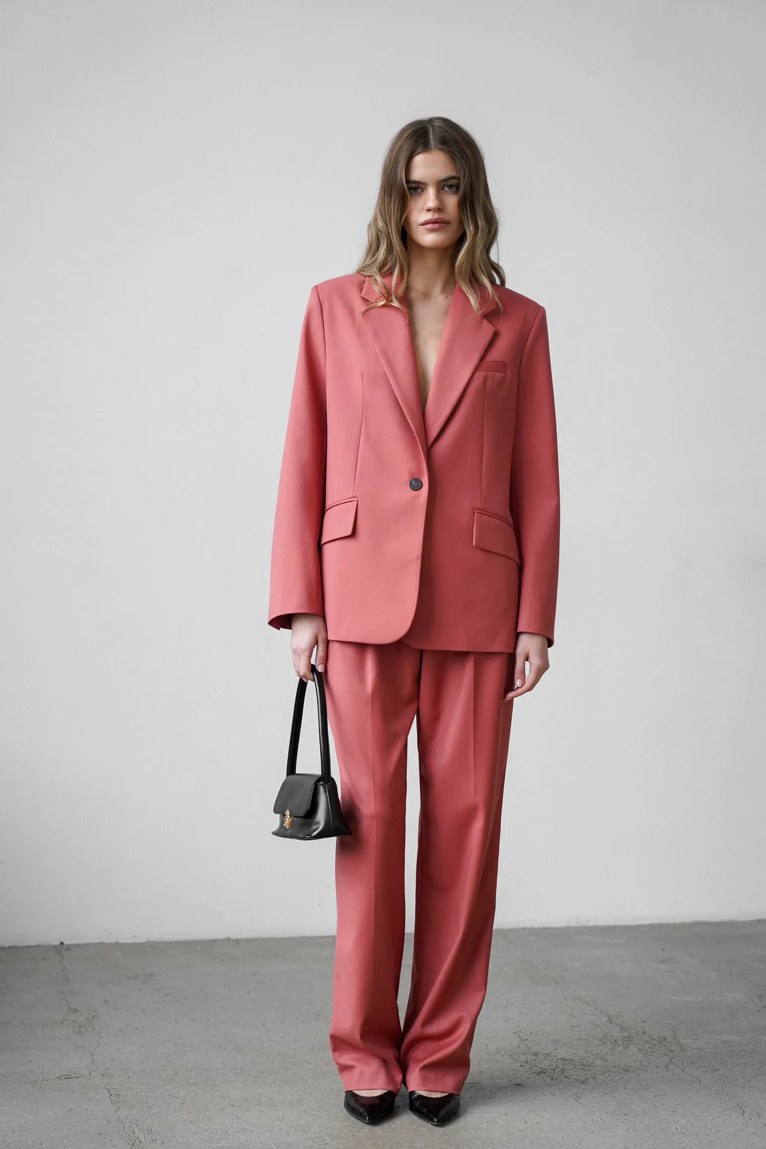 Однобортный жакет свободного кроя цвета морозная ягода фото 3