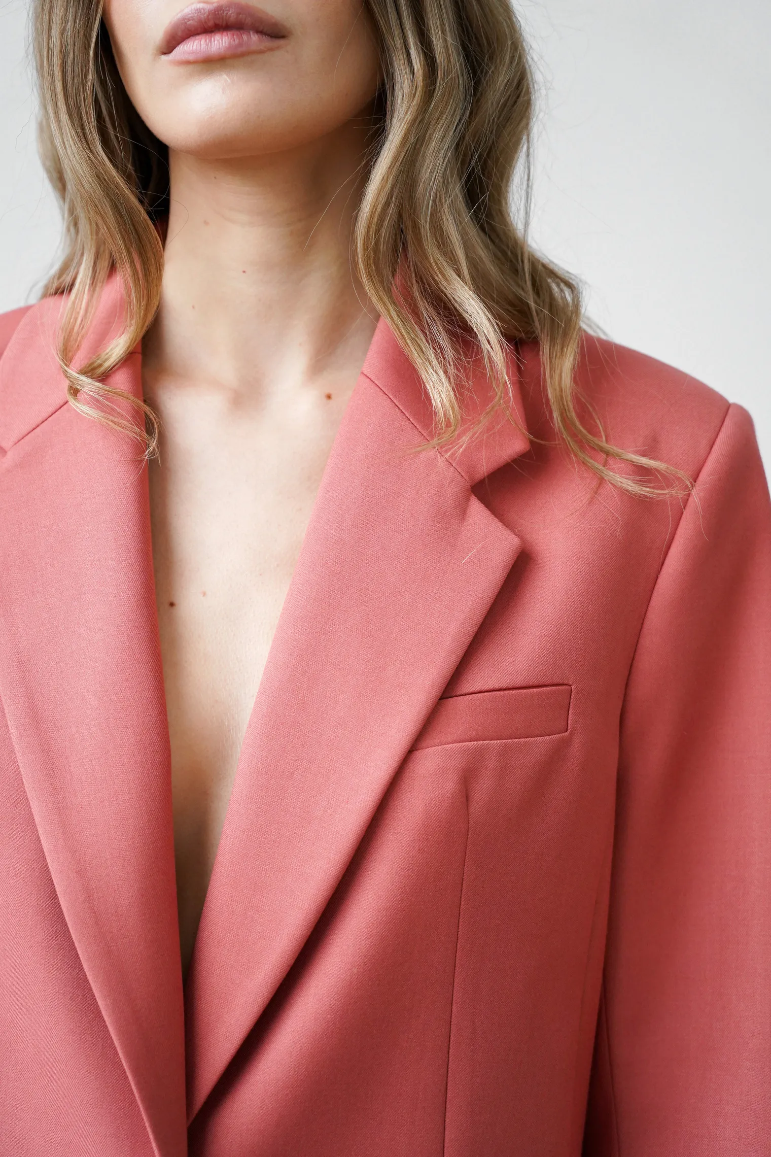 Однобортный жакет свободного кроя цвета морозная ягода фото 2