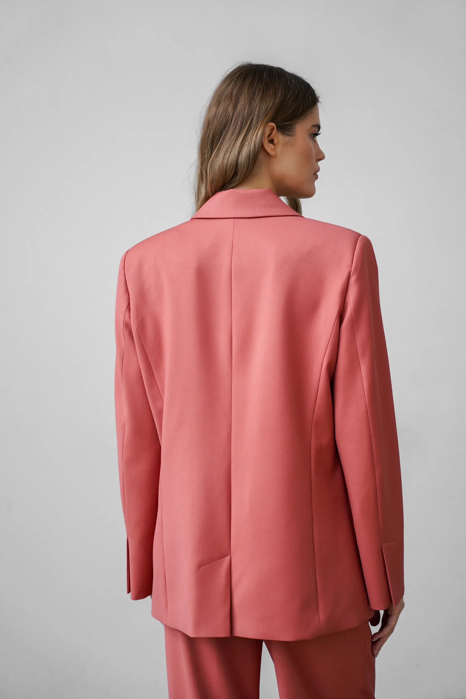 Однобортный жакет свободного кроя цвета морозная ягода фото 4