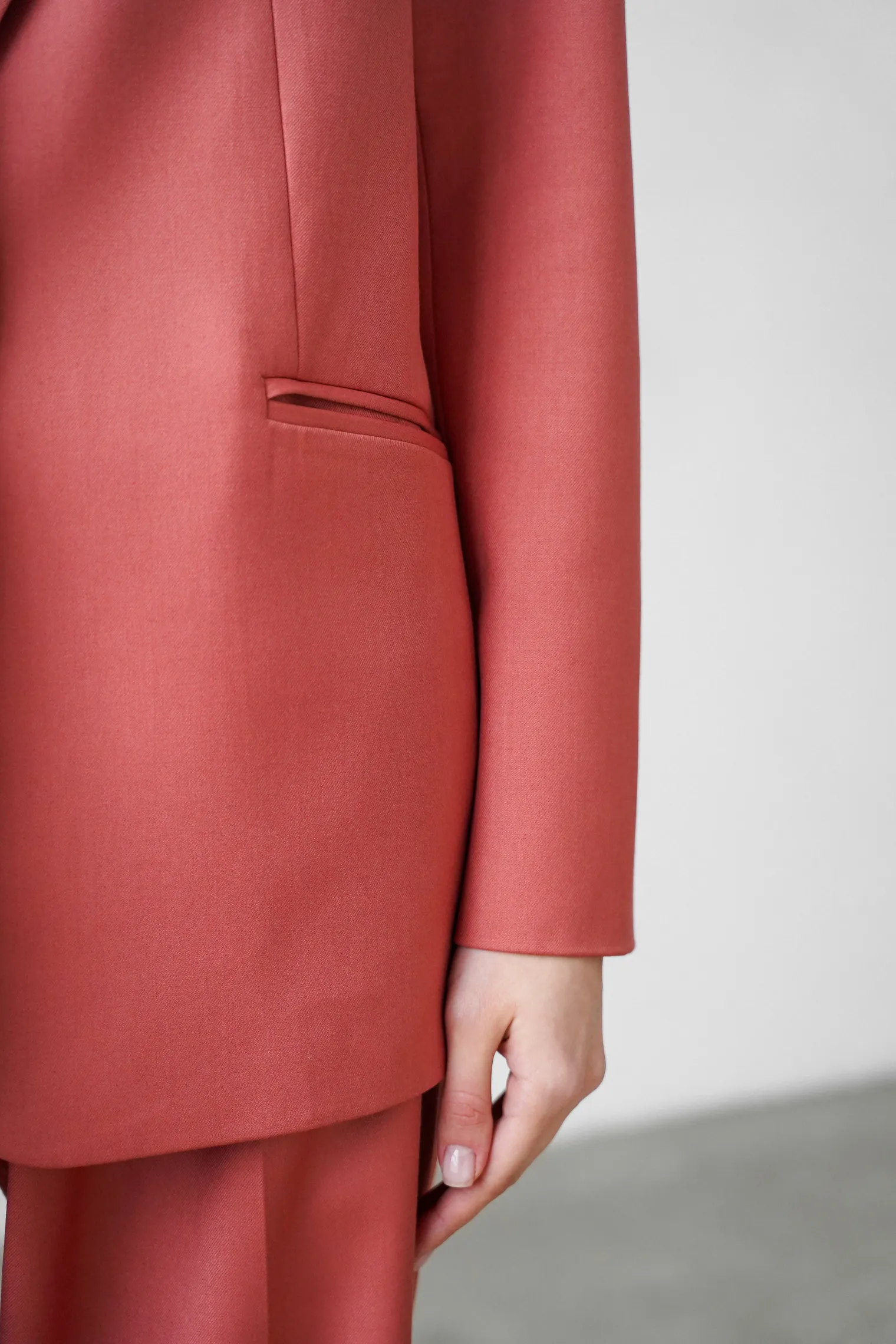 Однобортный жакет свободного кроя цвета морозная ягода фото 7