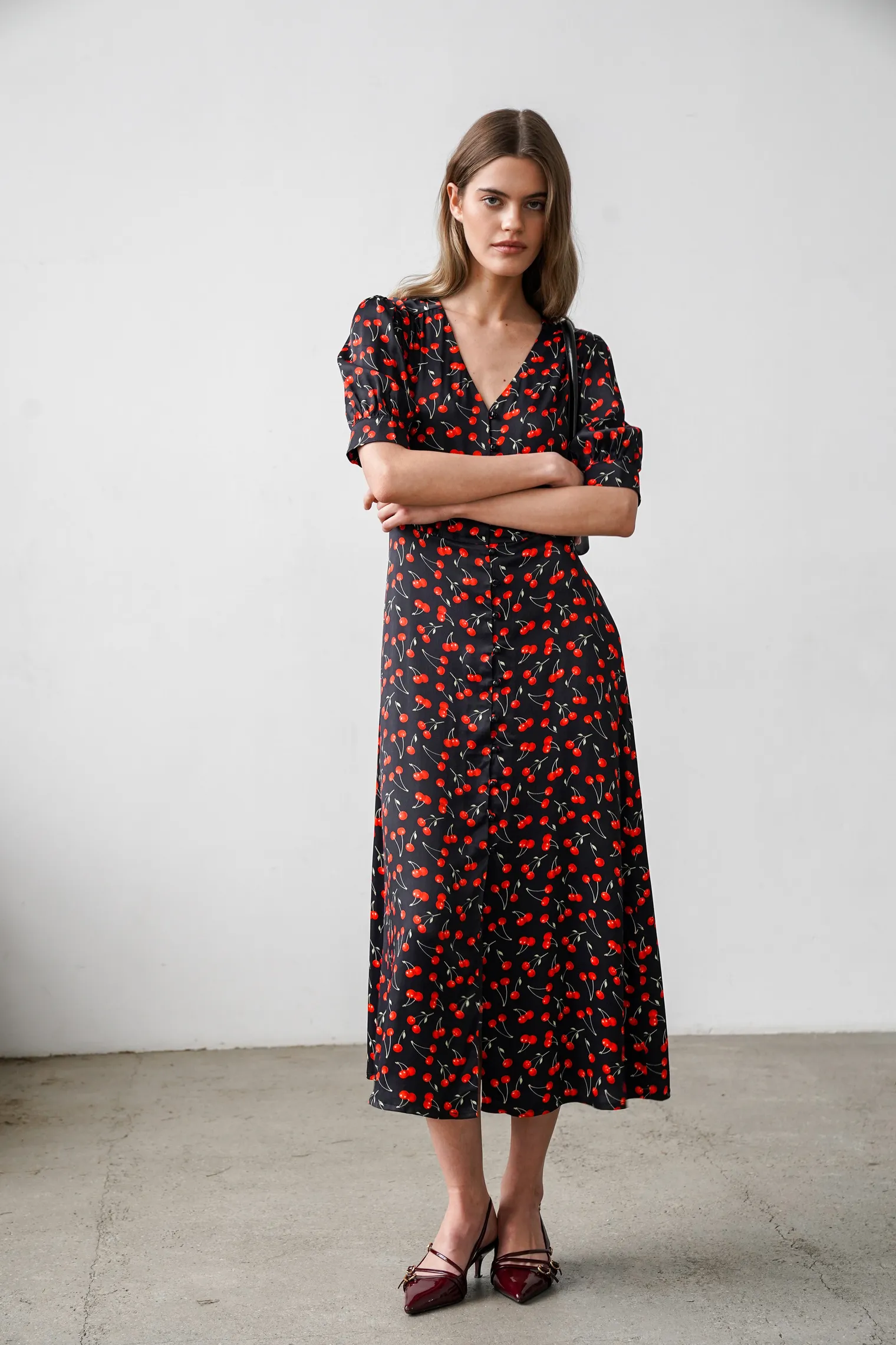 Платье миди на пуговицах с принтом вишня в цвете чёрный/красный фото 6