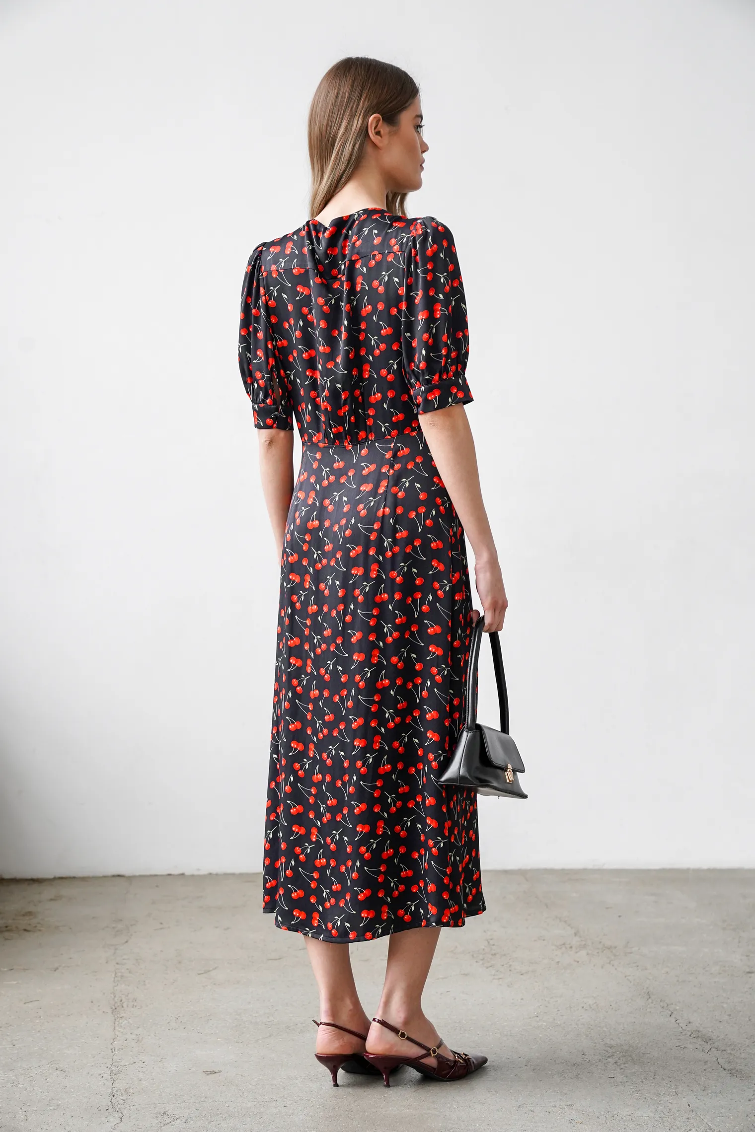 Платье миди на пуговицах с принтом вишня в цвете чёрный/красный фото 4