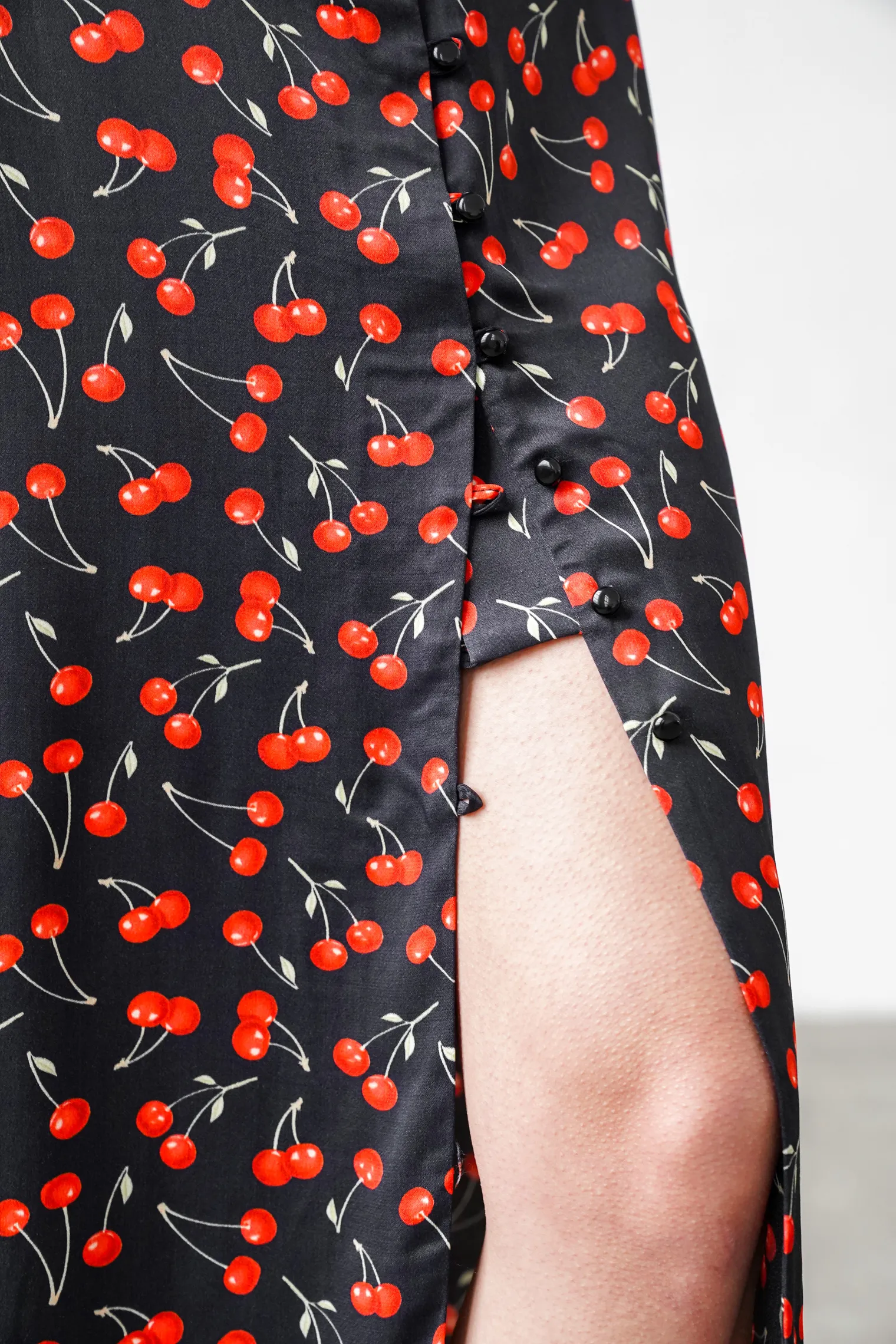 Платье миди на пуговицах с принтом вишня в цвете чёрный/красный фото 2