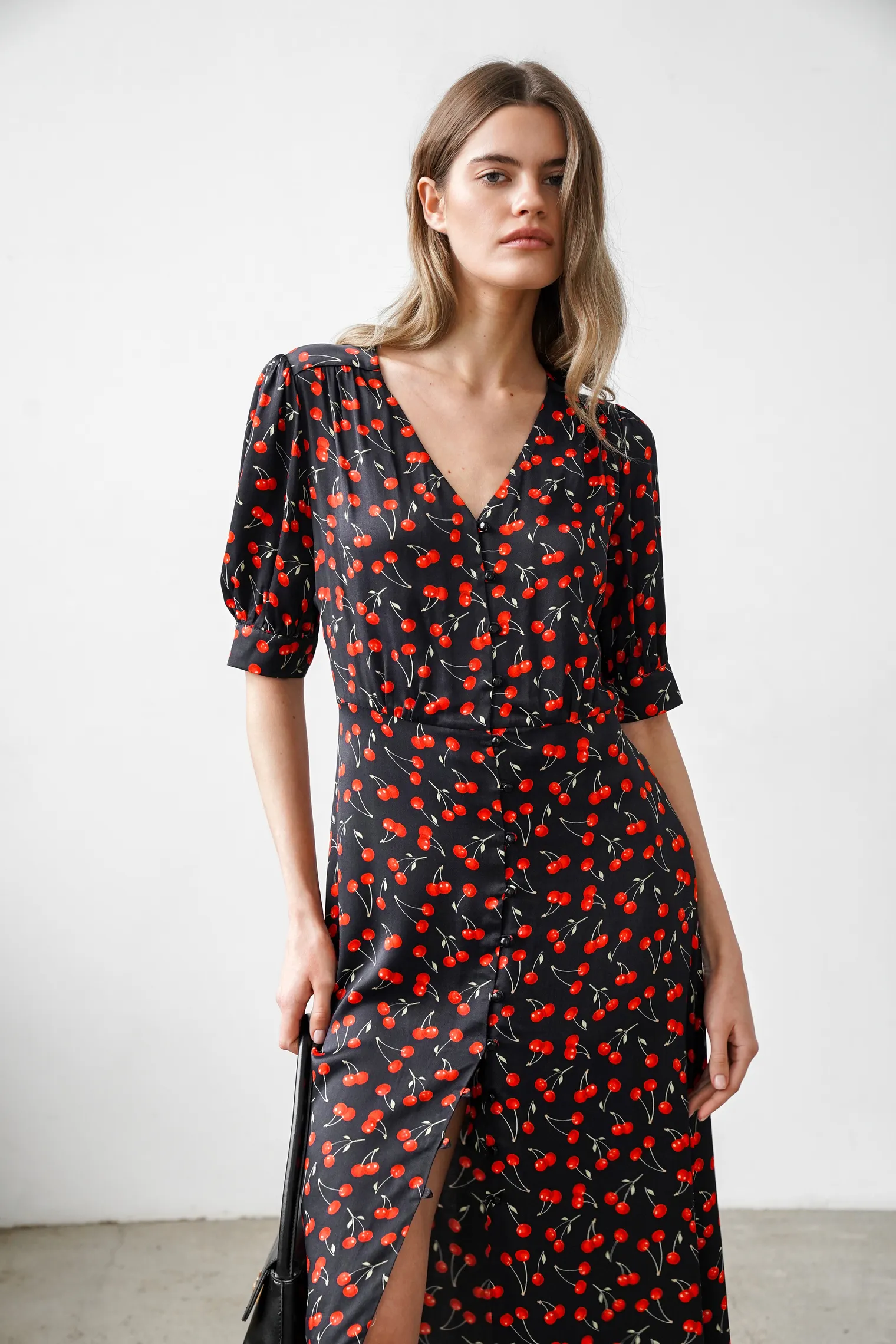 Платье миди на пуговицах с принтом вишня в цвете чёрный/красный фото 1