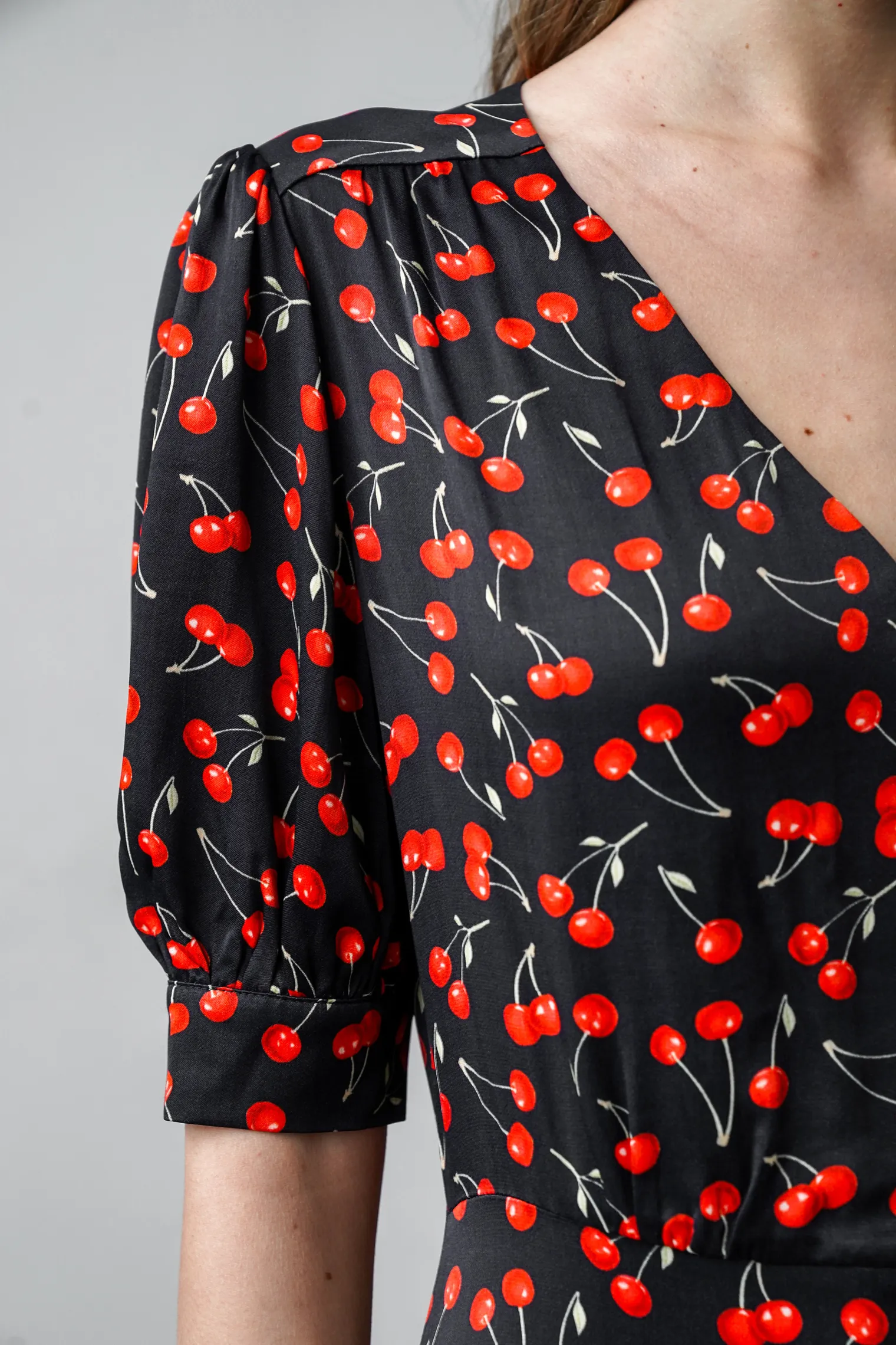 Платье миди на пуговицах с принтом вишня в цвете чёрный/красный фото 5