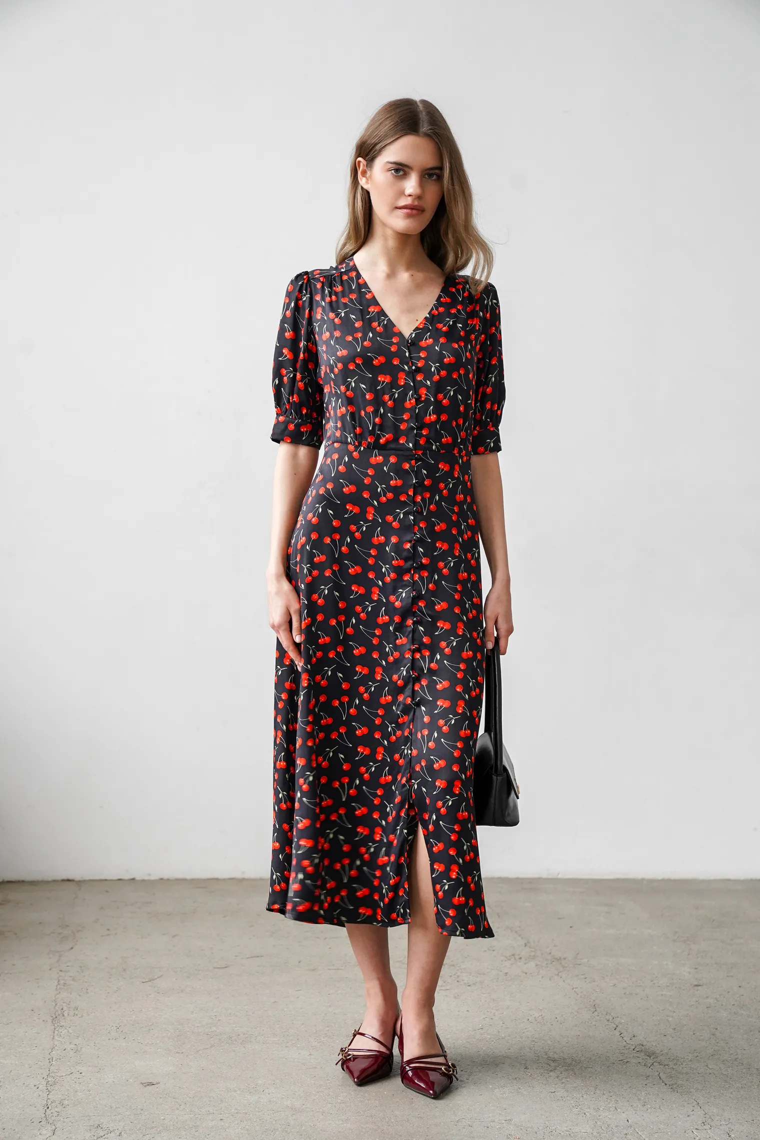 Платье миди на пуговицах с принтом вишня в цвете чёрный/красный фото 3