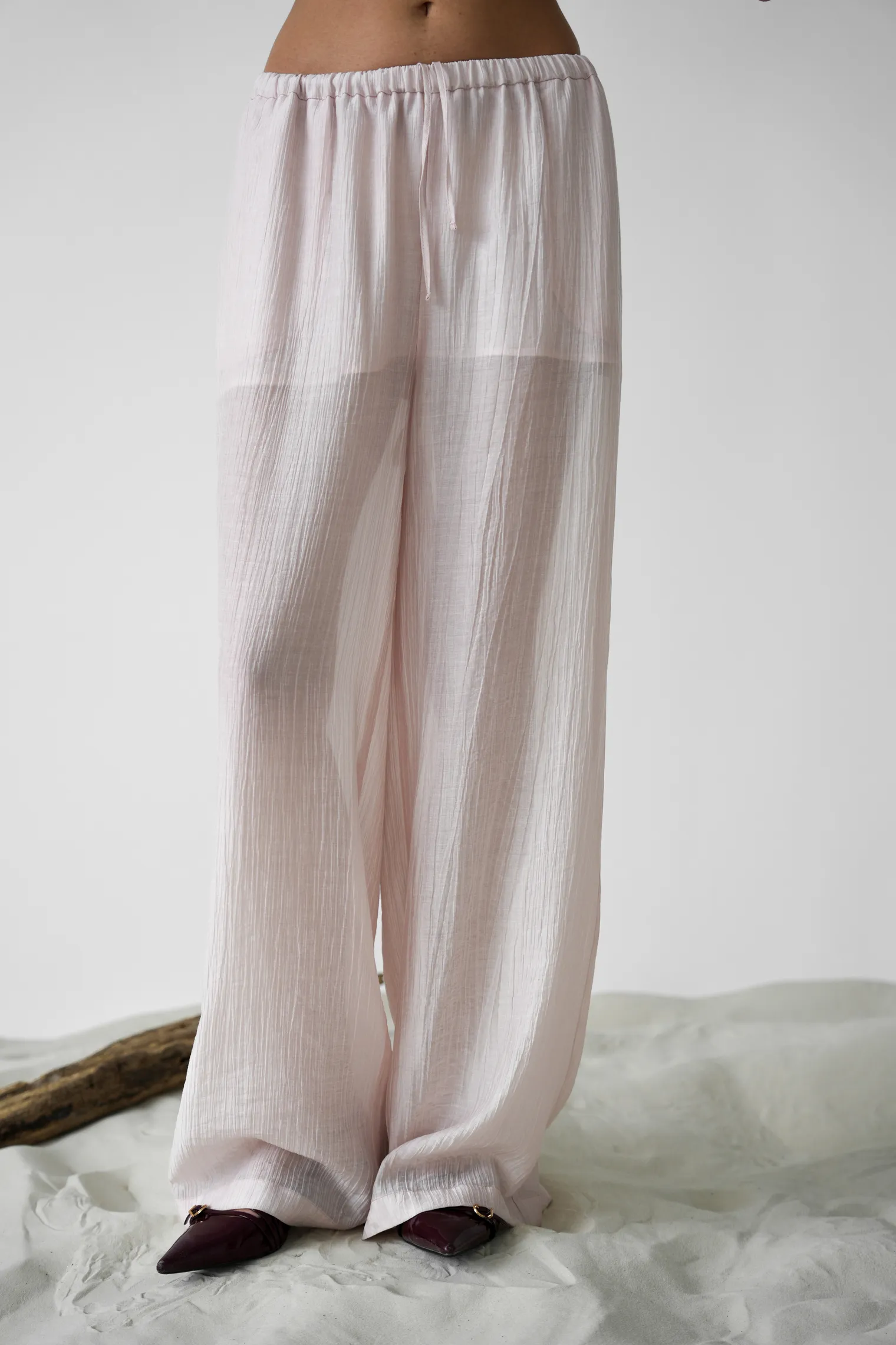 Брюки свободного кроя из жатой ткани пыльно-розового цвета фото 2