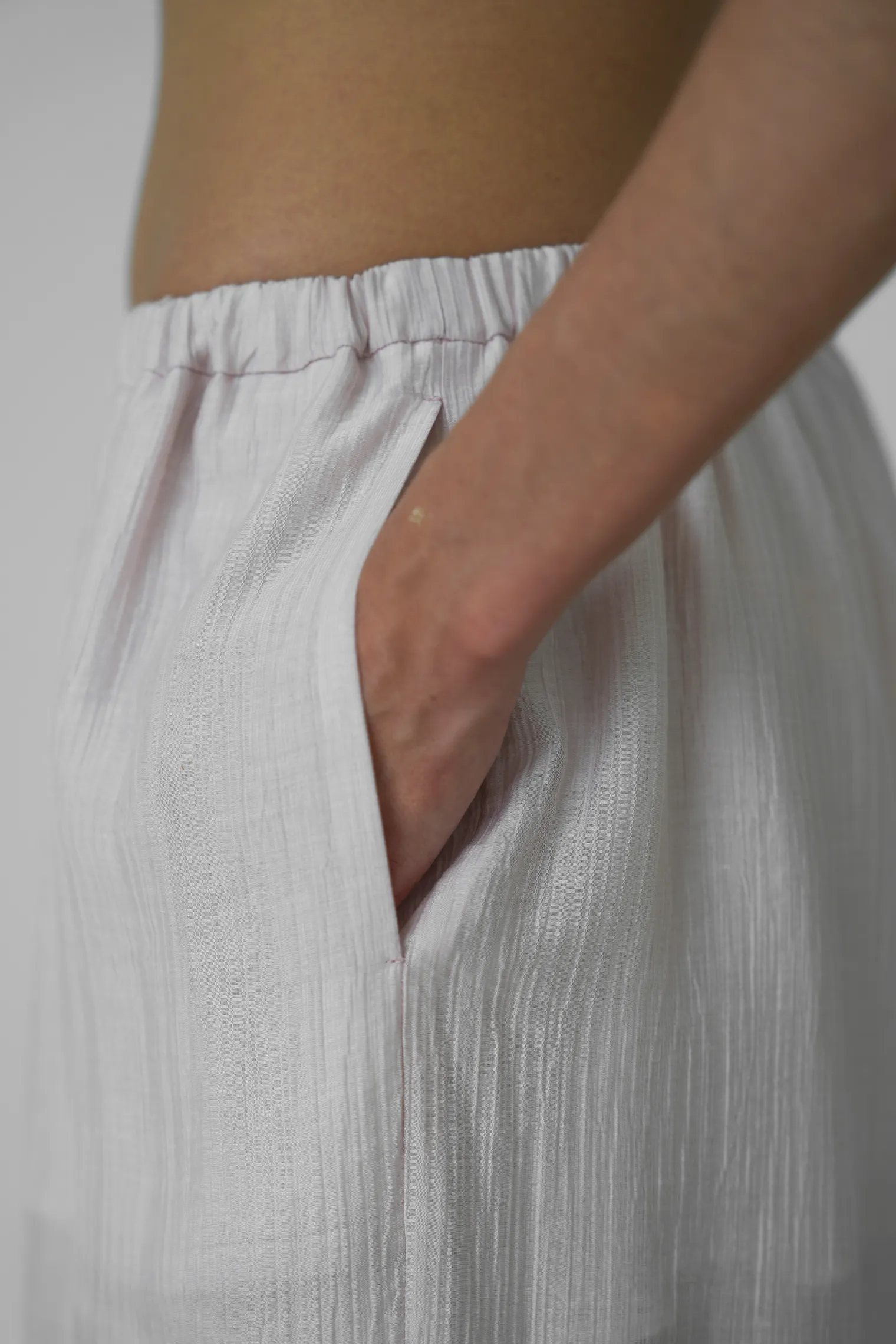 Брюки свободного кроя из жатой ткани пыльно-розового цвета фото 5