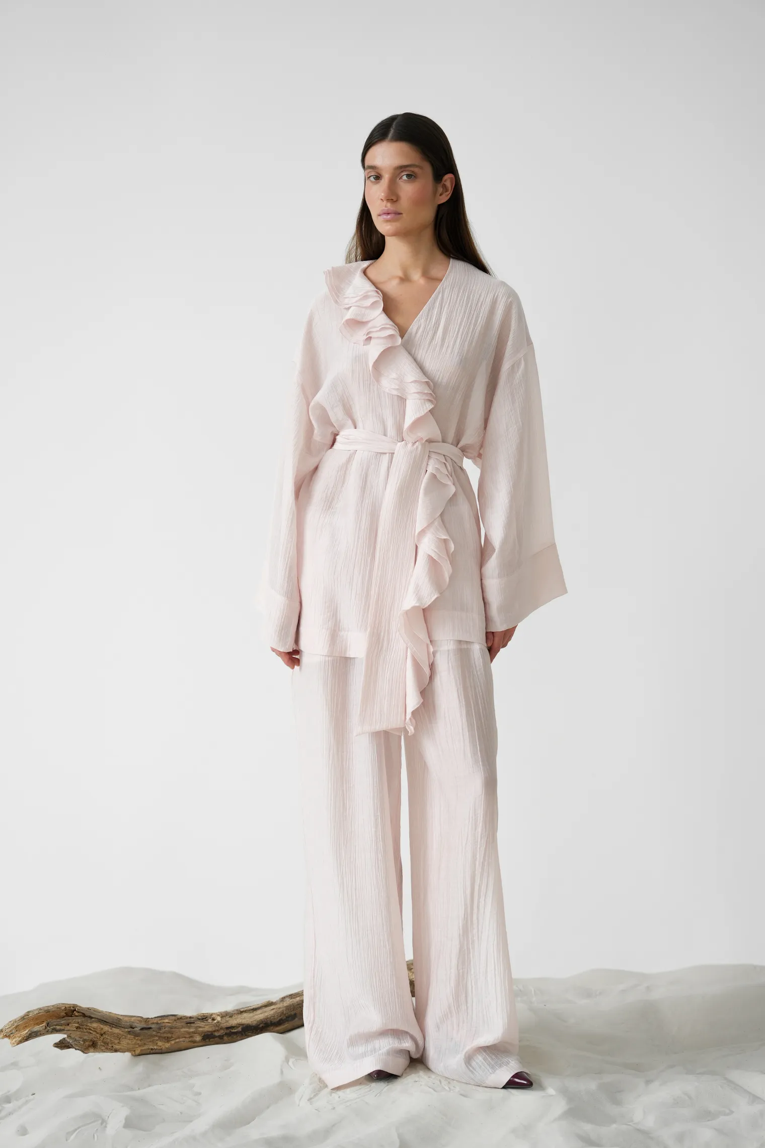 Брюки свободного кроя из жатой ткани пыльно-розового цвета фото 1