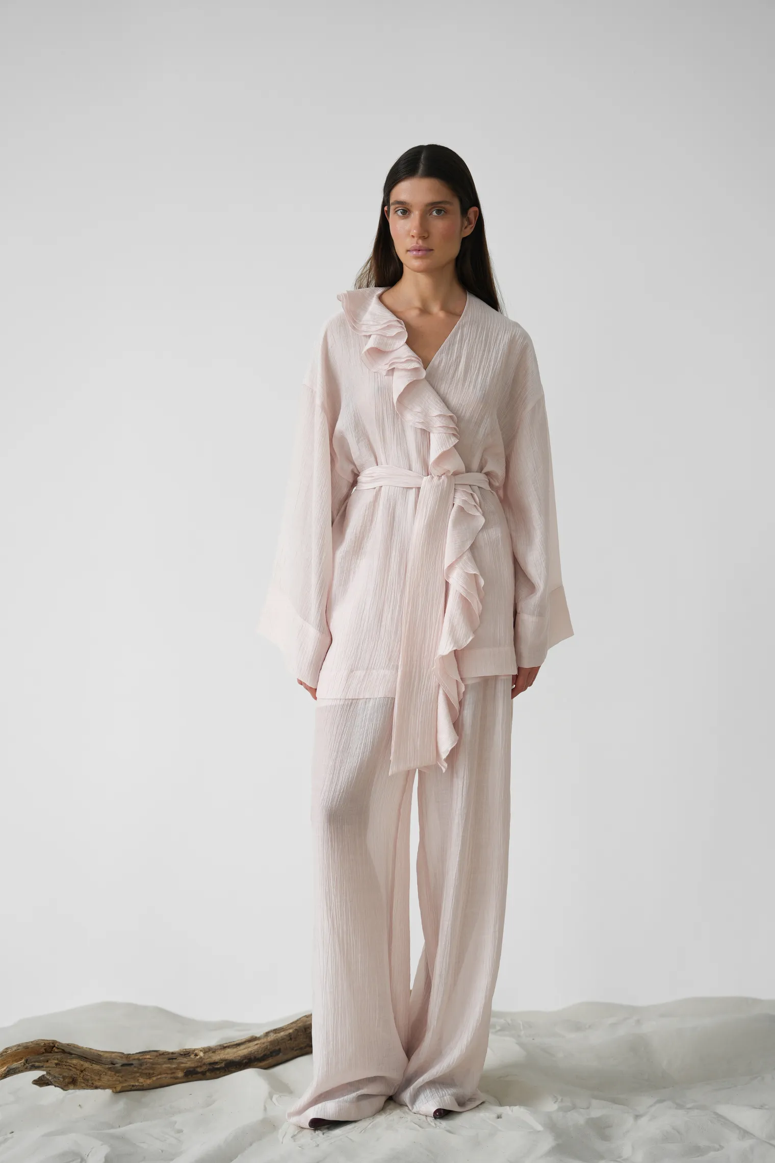 Брюки свободного кроя из жатой ткани пыльно-розового цвета фото 4