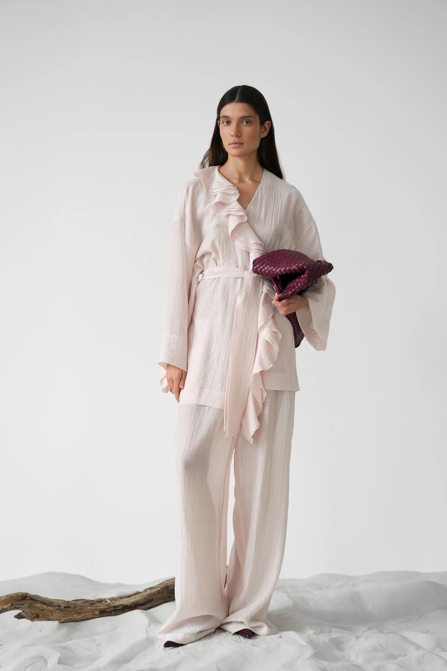 Брюки свободного кроя из жатой ткани пыльно-розового цвета фото 7