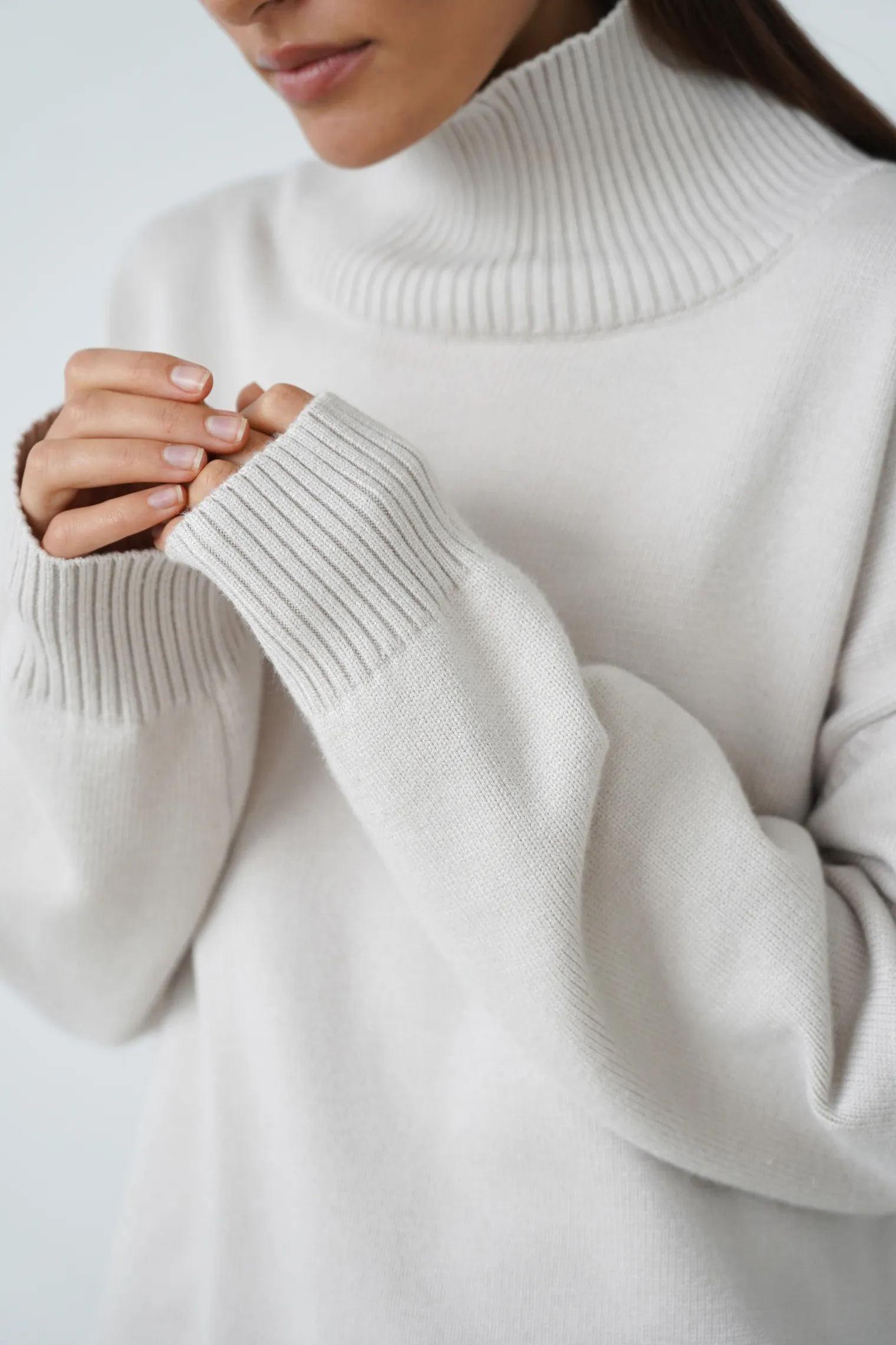 Джемпер мелкой вязки с высоким воротником цвета латте фото 4