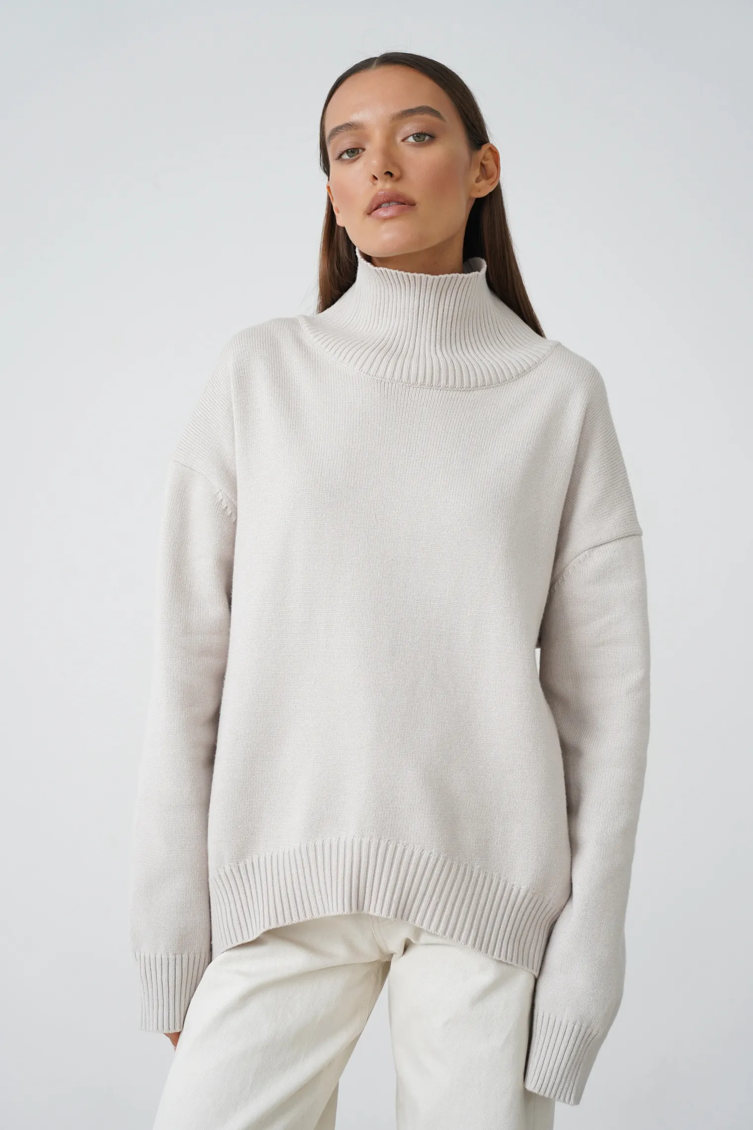 Джемпер мелкой вязки с высоким воротником цвета латте фото 7