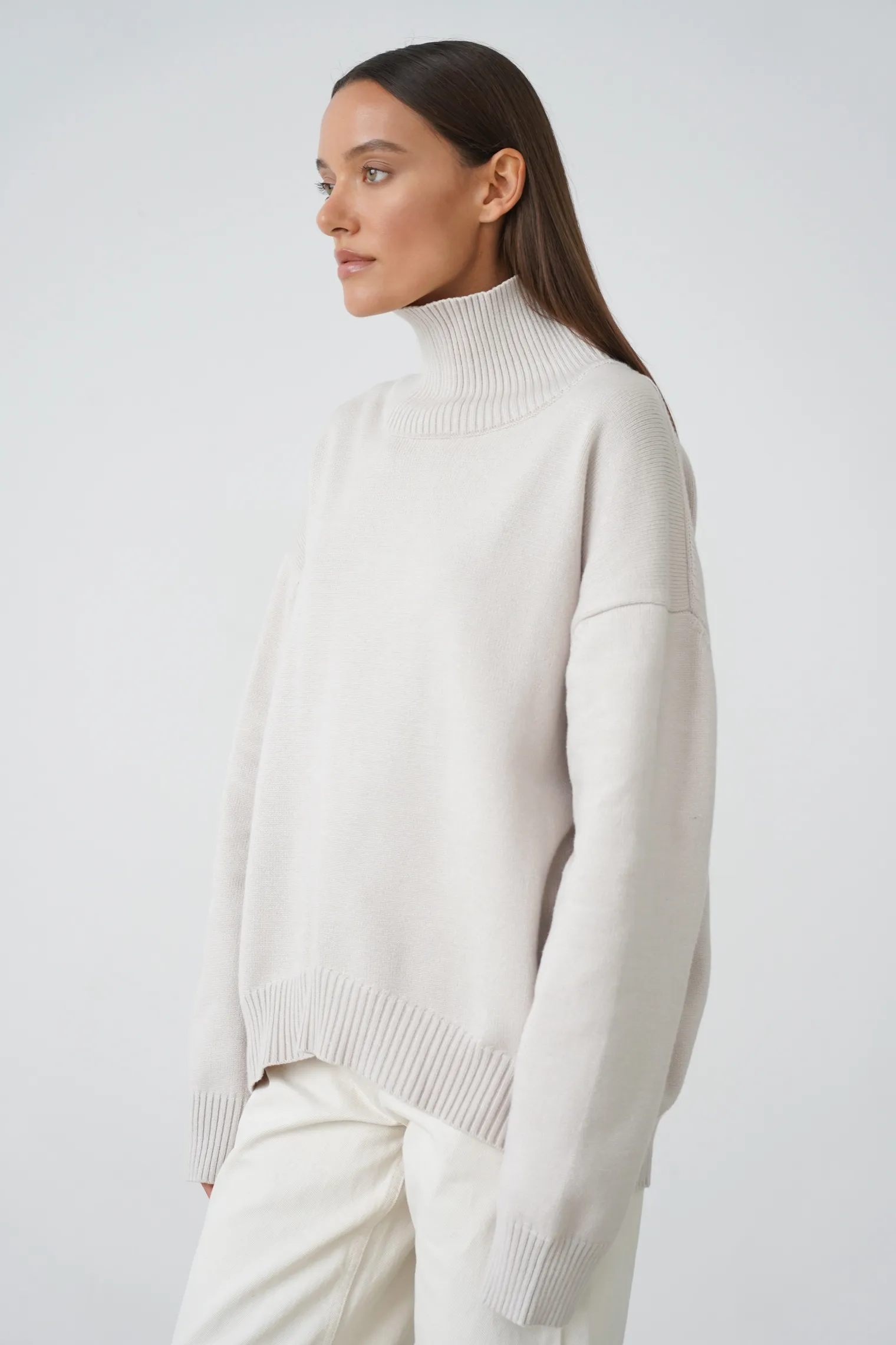 Джемпер мелкой вязки с высоким воротником цвета латте фото 2