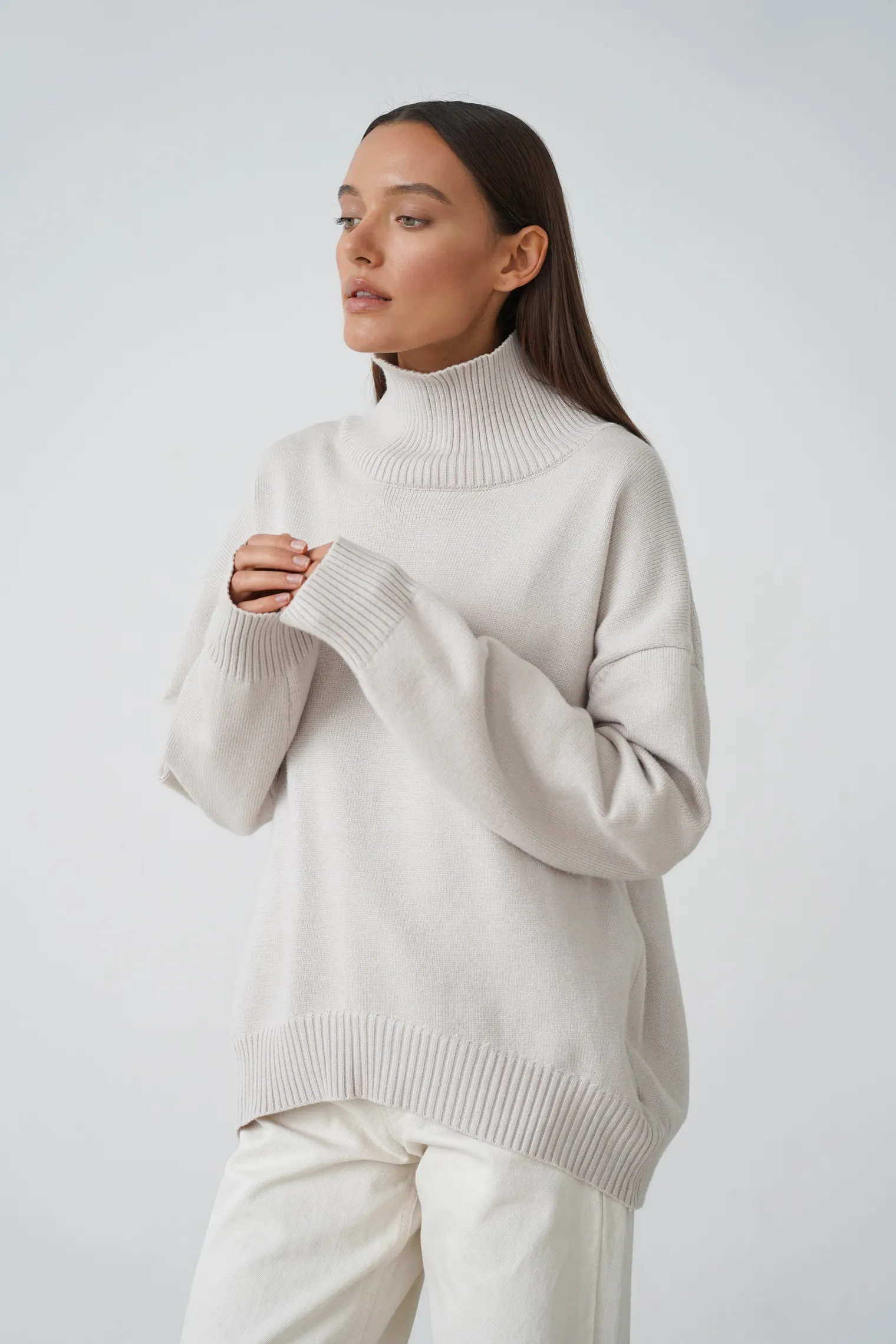 Джемпер мелкой вязки с высоким воротником цвета латте фото 5