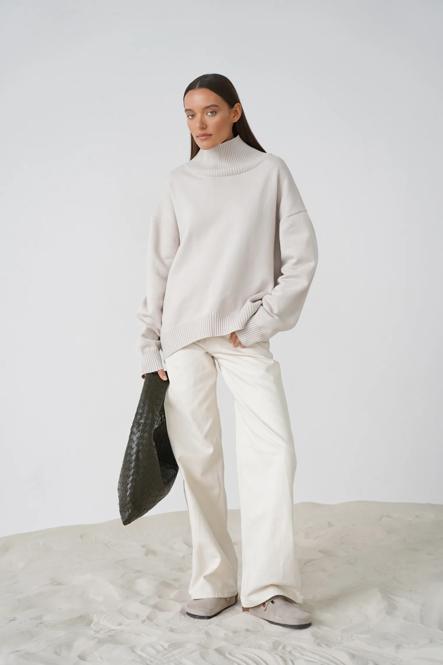 Джемпер мелкой вязки с высоким воротником цвета латте фото 1