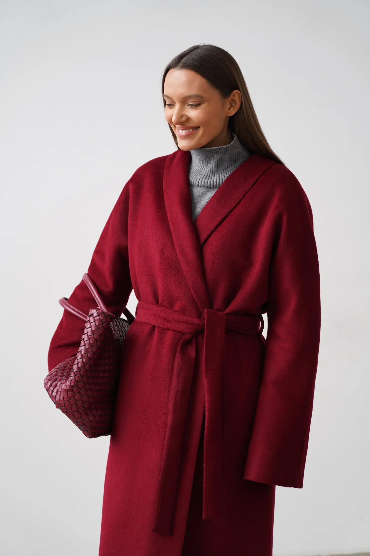 Зимнее пальто-халат свободного кроя с цельнокройным рукавом винного цвета фото 1