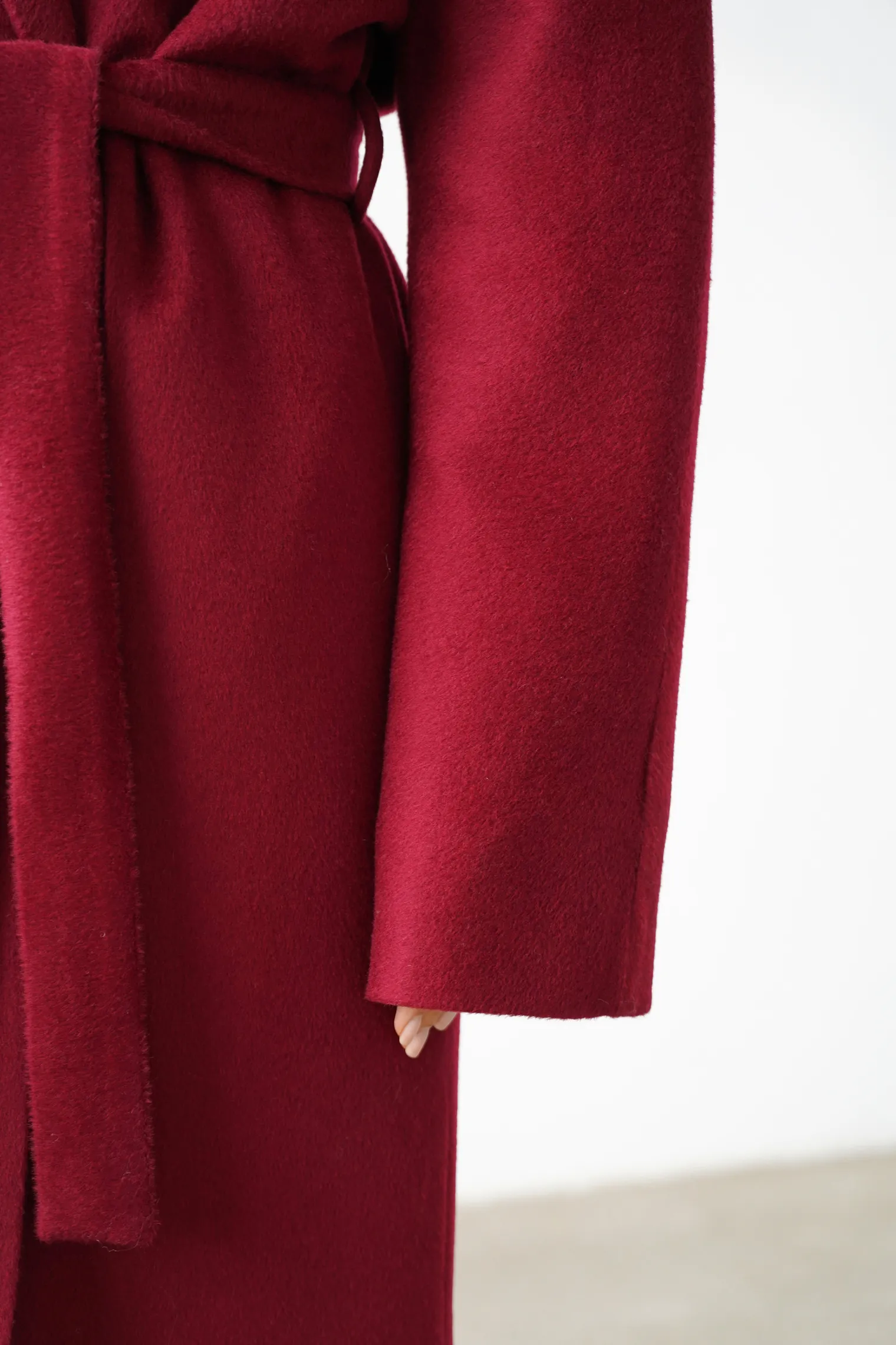 Зимнее пальто-халат свободного кроя с цельнокройным рукавом винного цвета фото 4