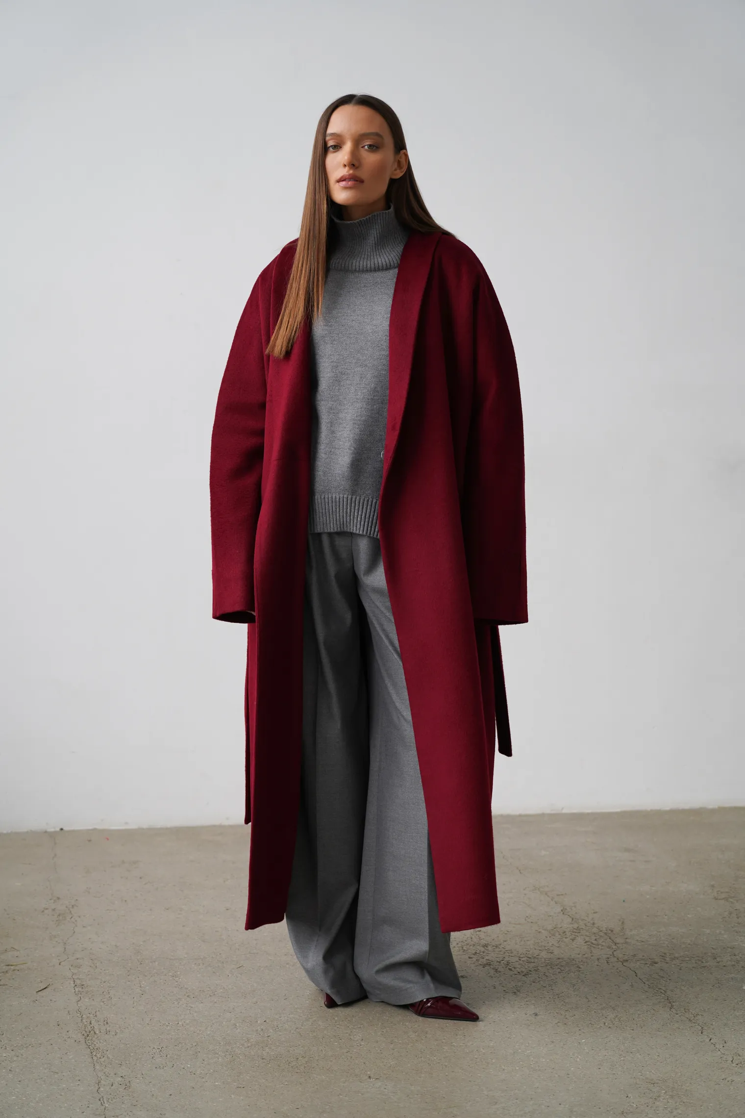 Зимнее пальто-халат свободного кроя с цельнокройным рукавом винного цвета фото 3