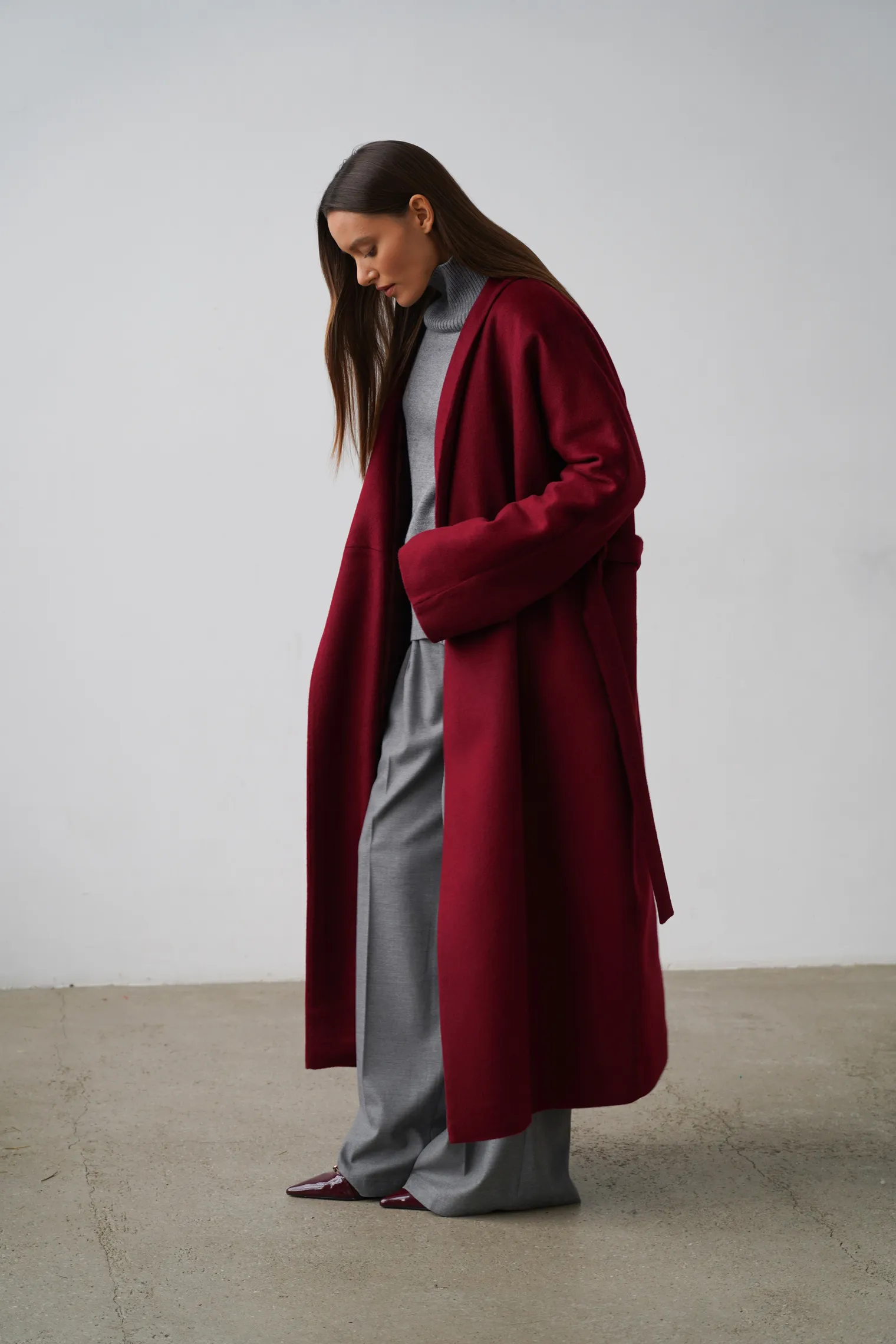 Зимнее пальто-халат свободного кроя с цельнокройным рукавом винного цвета фото 5