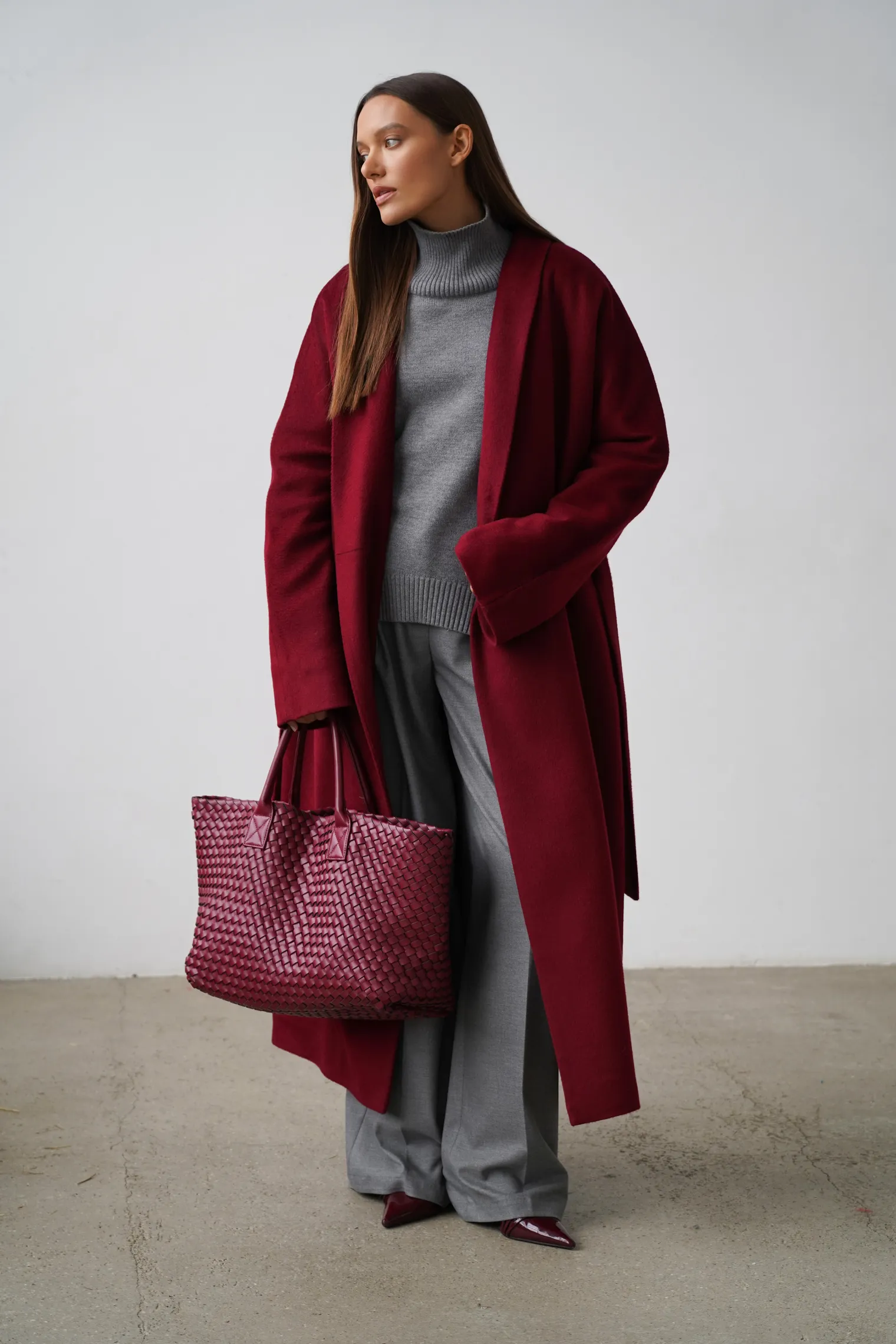 Зимнее пальто-халат свободного кроя с цельнокройным рукавом винного цвета фото 8