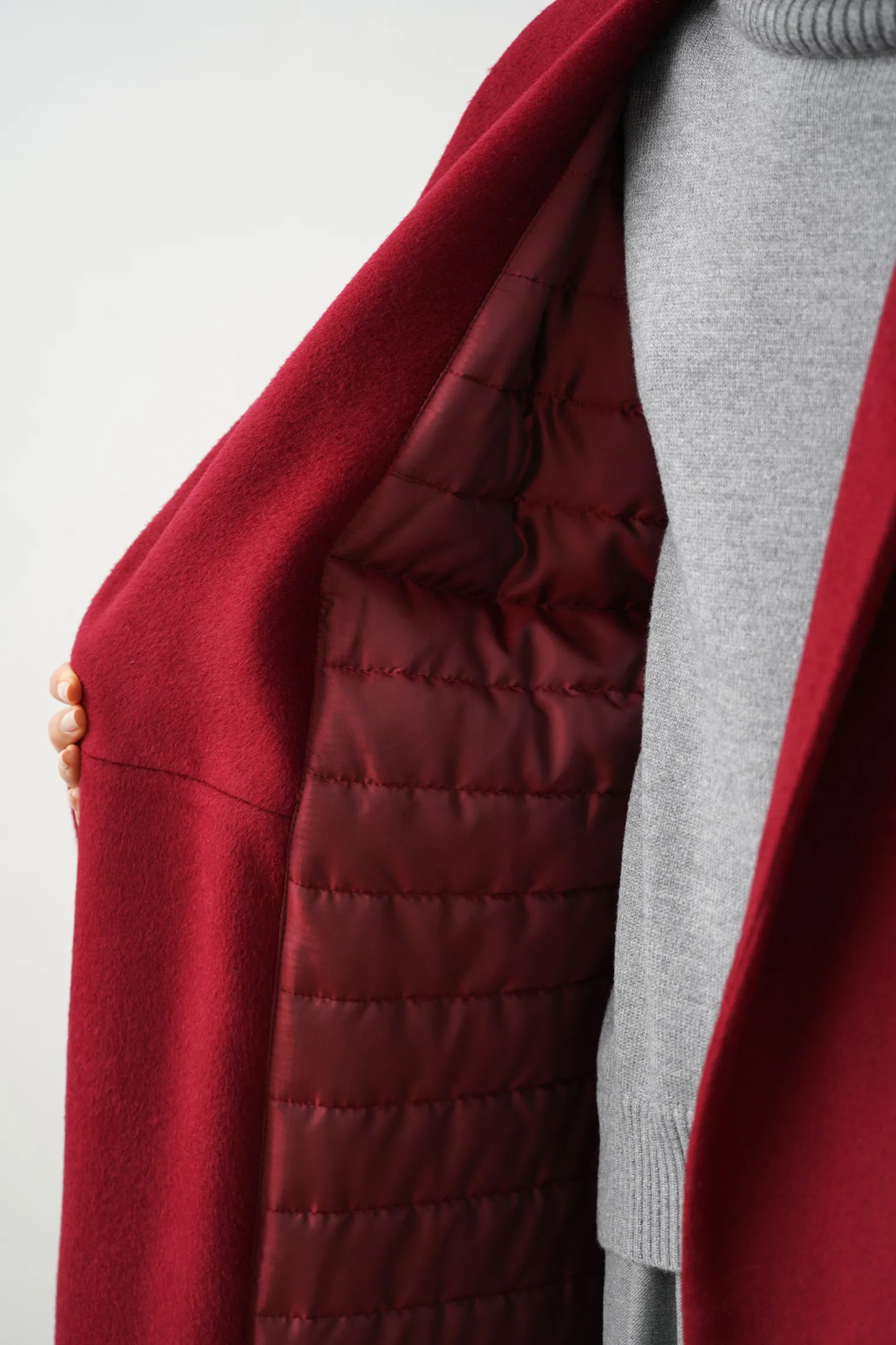 Зимнее пальто-халат свободного кроя с цельнокройным рукавом винного цвета фото 7