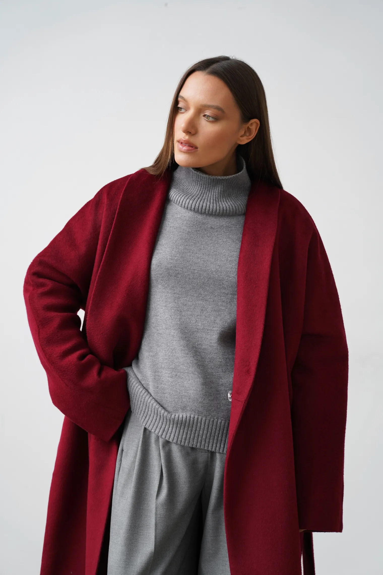 Зимнее пальто-халат свободного кроя с цельнокройным рукавом винного цвета фото 6