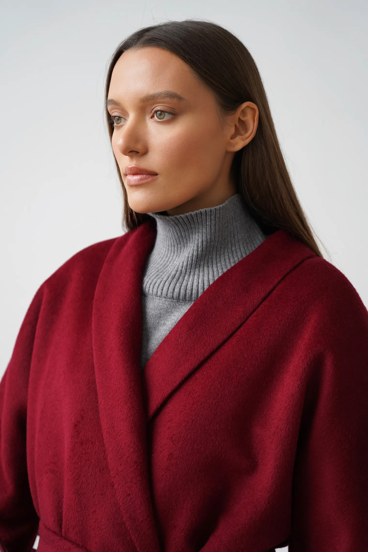 Зимнее пальто-халат свободного кроя с цельнокройным рукавом винного цвета фото 2