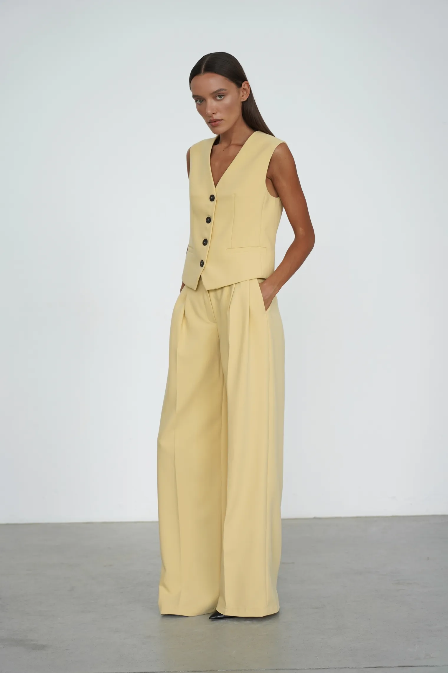 Однобортный жилет с пуговицами соломенного цвета фото 7