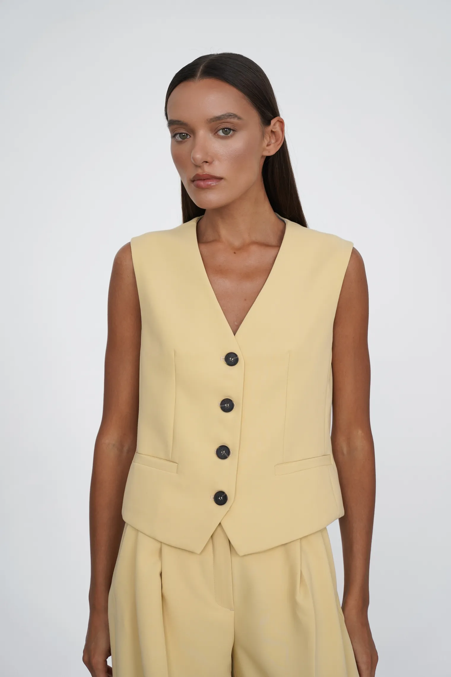 Однобортный жилет с пуговицами соломенного цвета фото 1