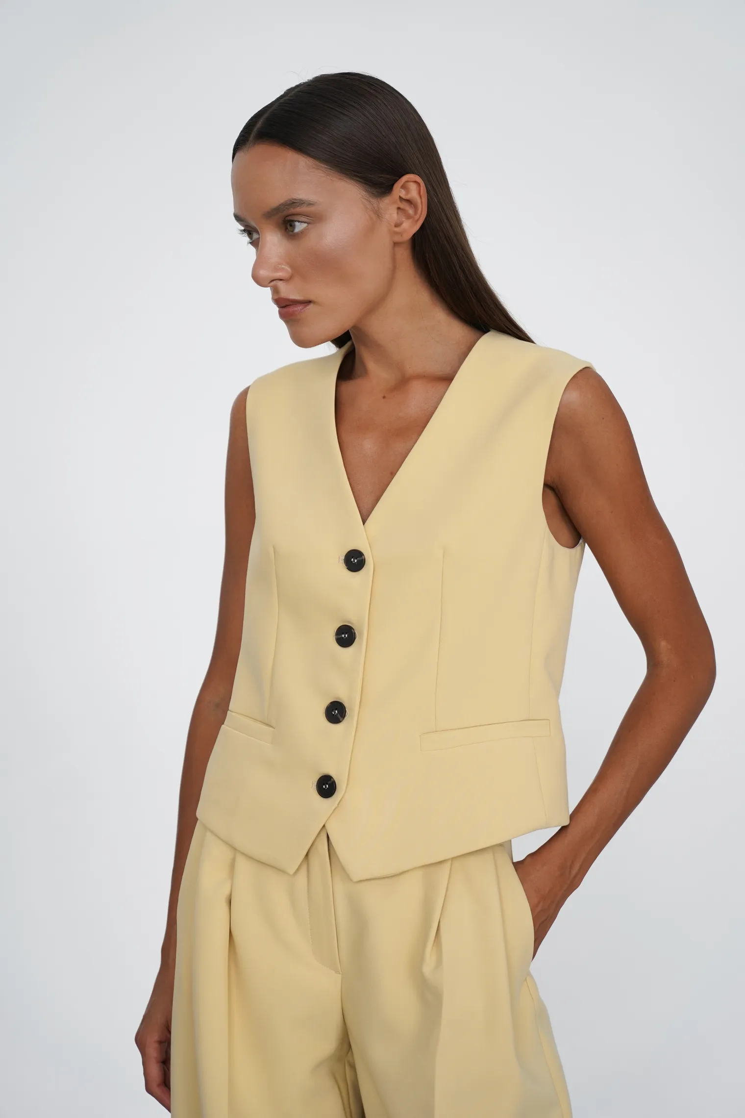 Однобортный жилет с пуговицами соломенного цвета фото 5