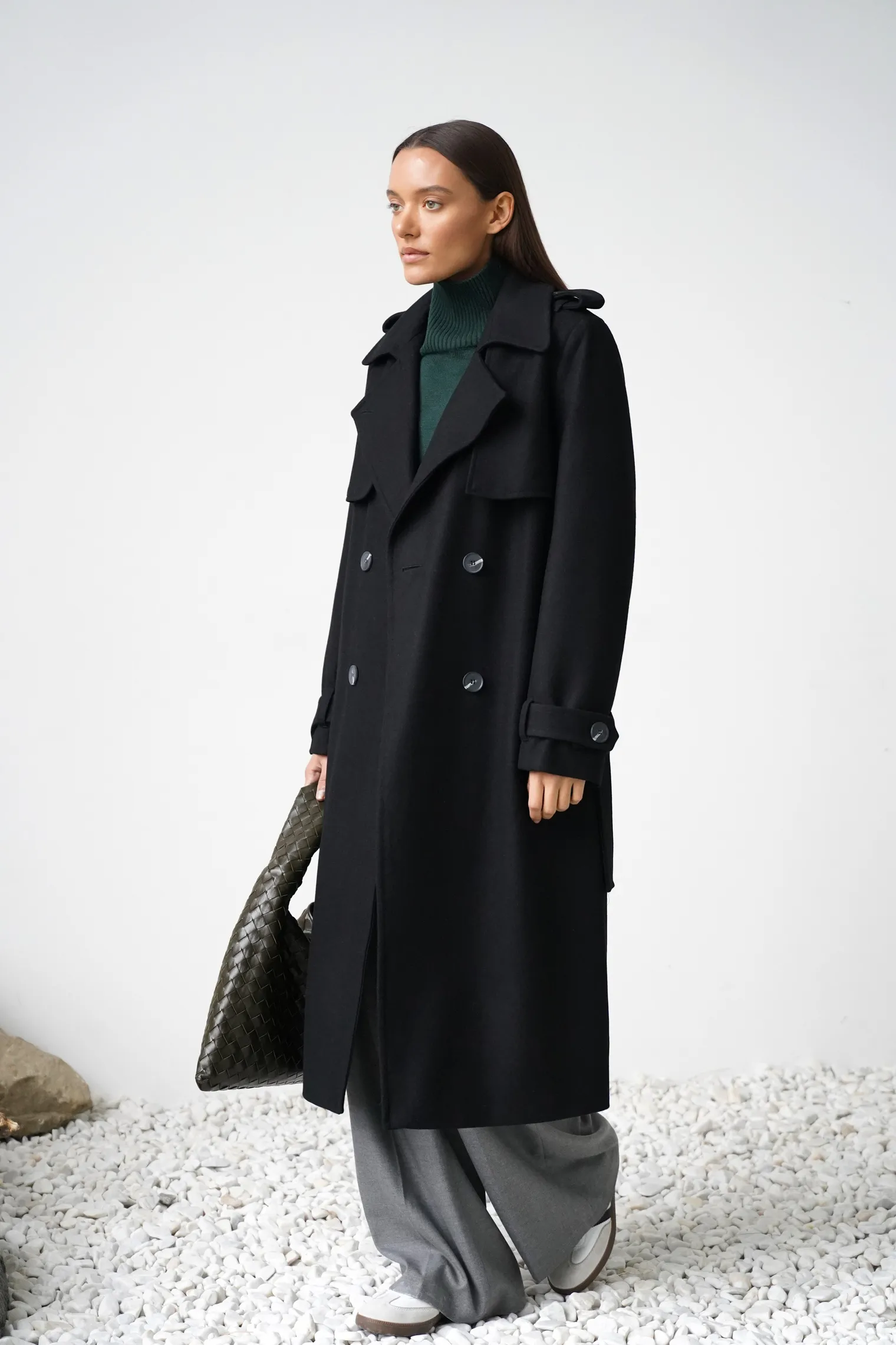 Двубортное пальто-тренч с поясом чёрного цвета фото 3