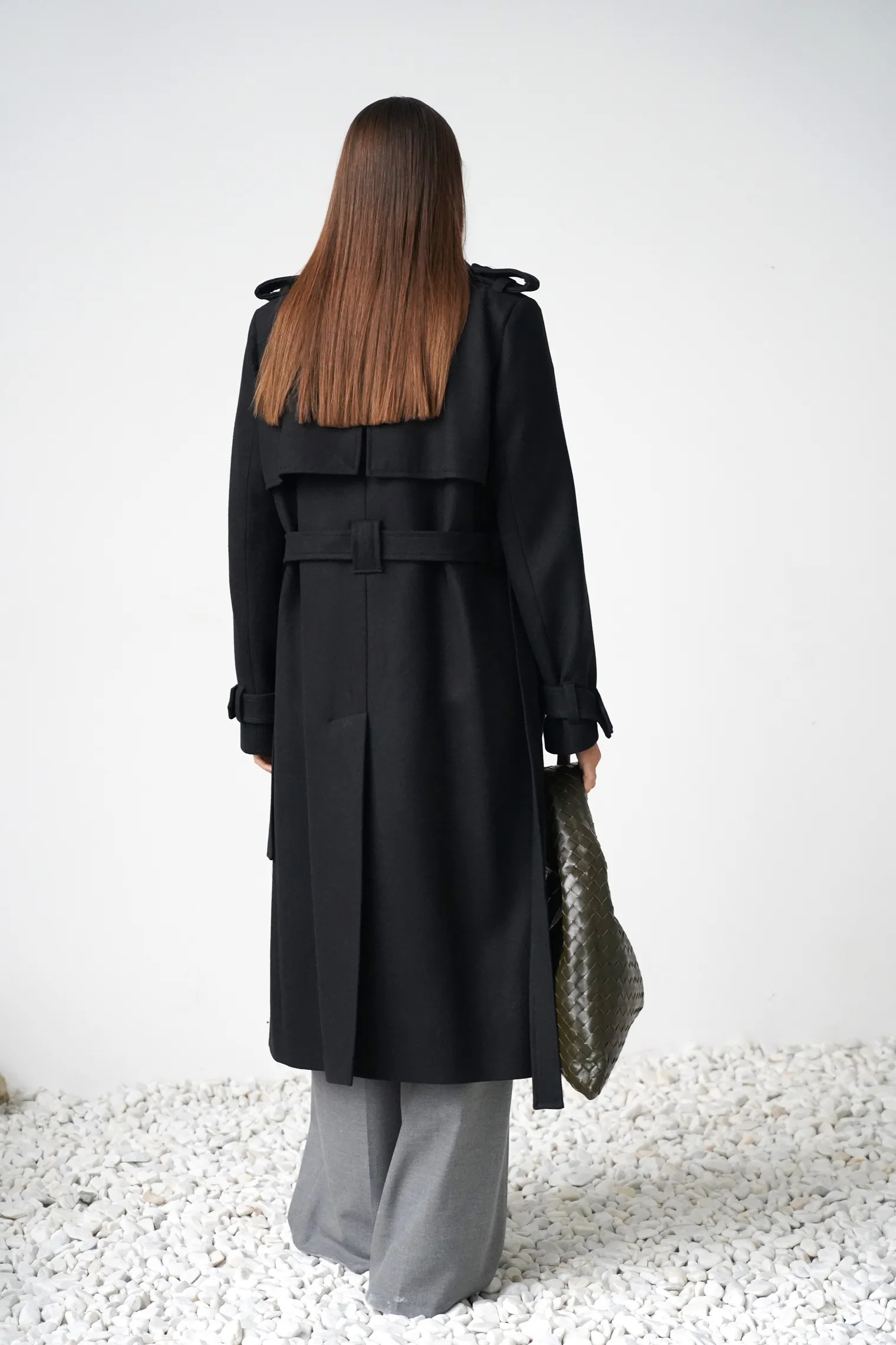 Двубортное пальто-тренч с поясом чёрного цвета фото 4