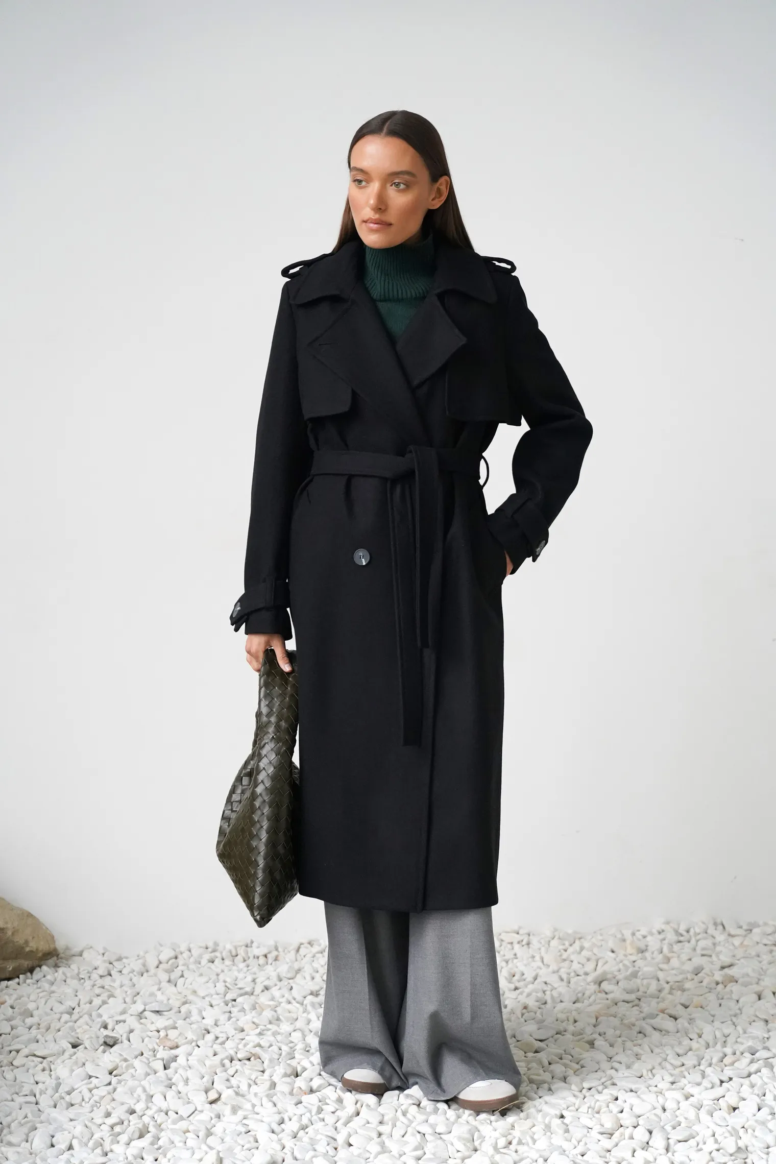 Двубортное пальто-тренч с поясом чёрного цвета фото 1