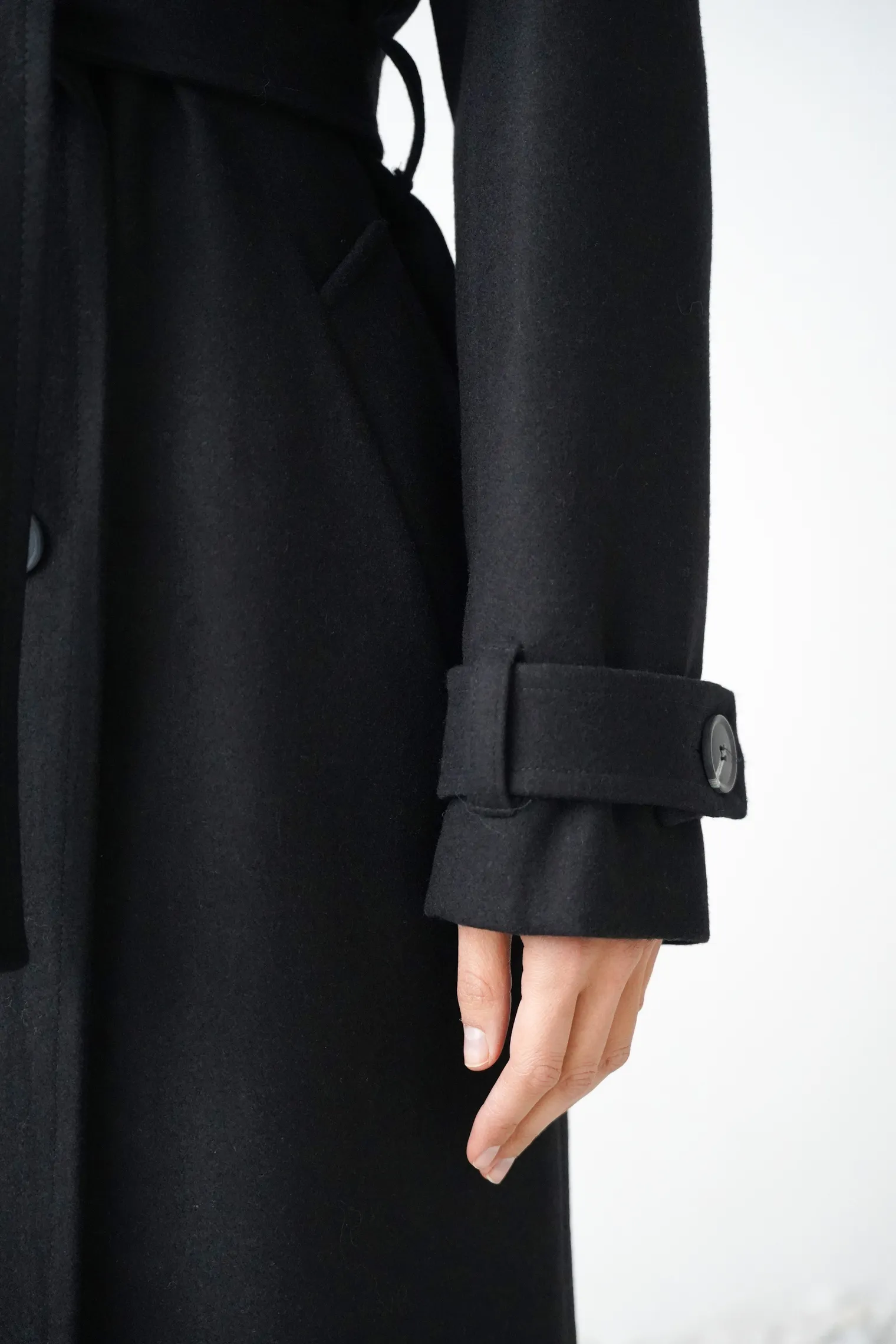 Двубортное пальто-тренч с поясом чёрного цвета фото 7