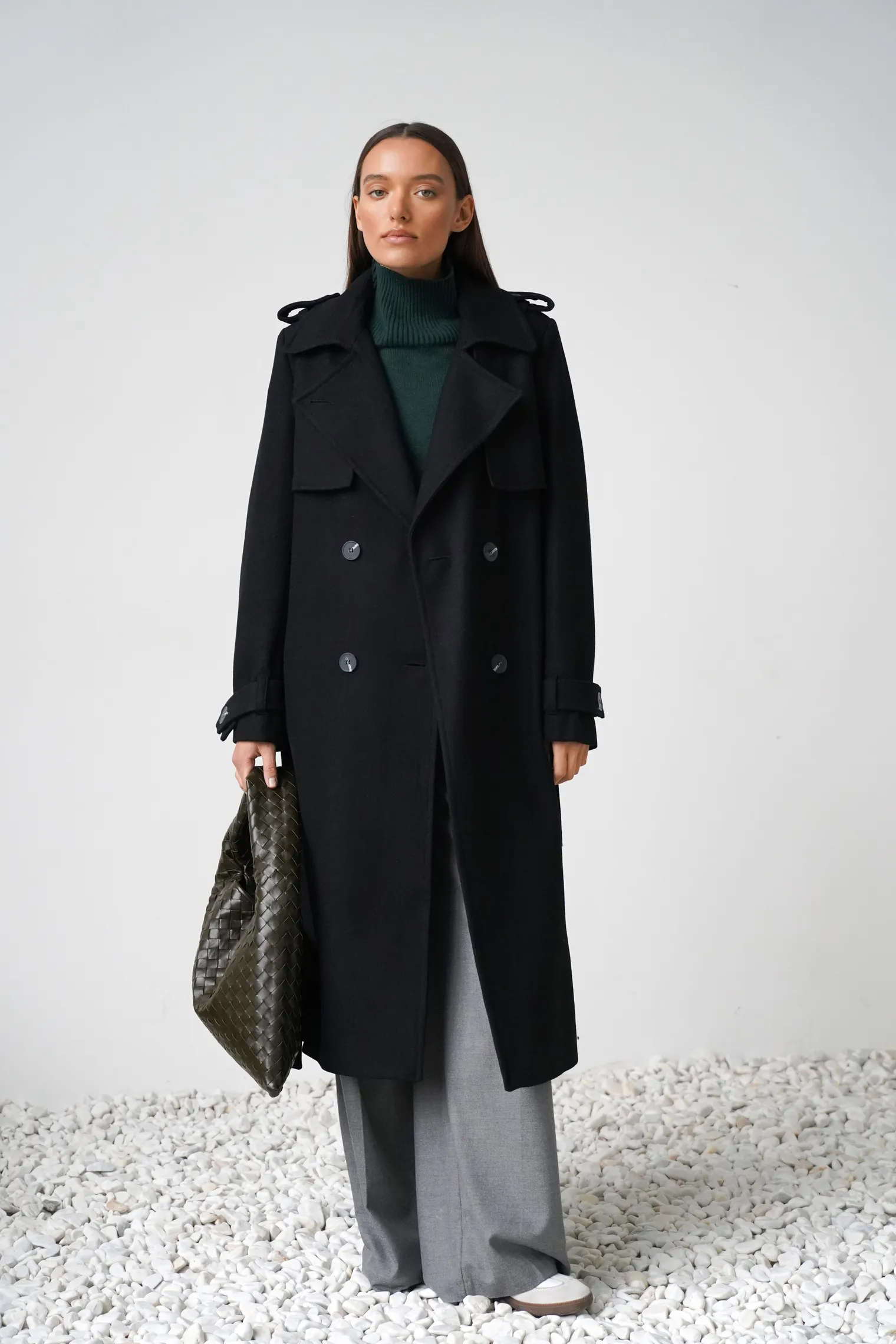 Двубортное пальто-тренч с поясом чёрного цвета фото 6