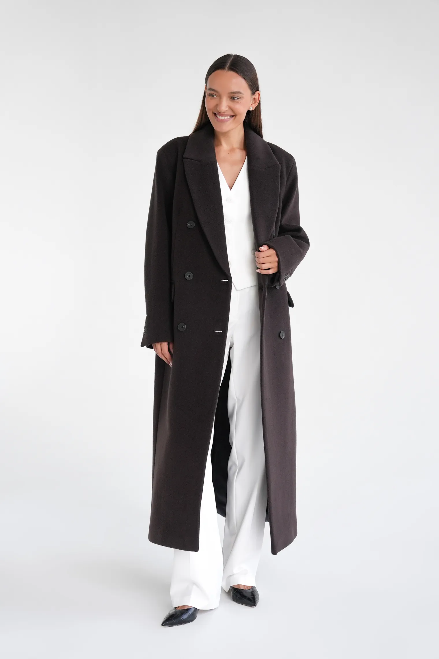 Пальто двубортное с втачным рукавом с поясом цвета горький шоколад фото 3