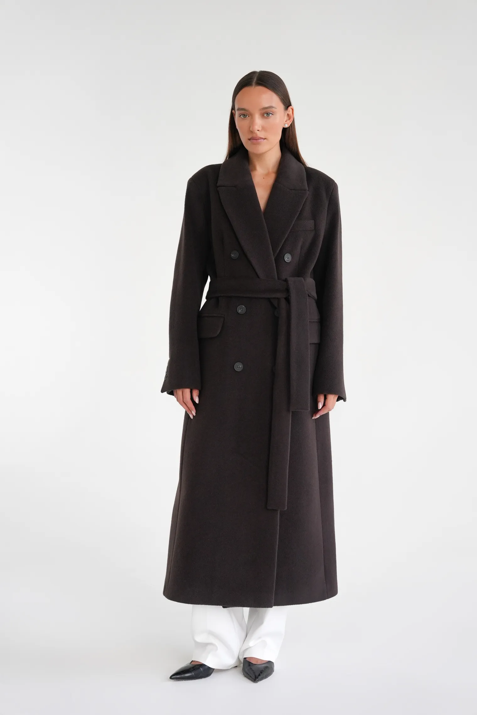 Пальто двубортное с втачным рукавом с поясом цвета горький шоколад фото 1