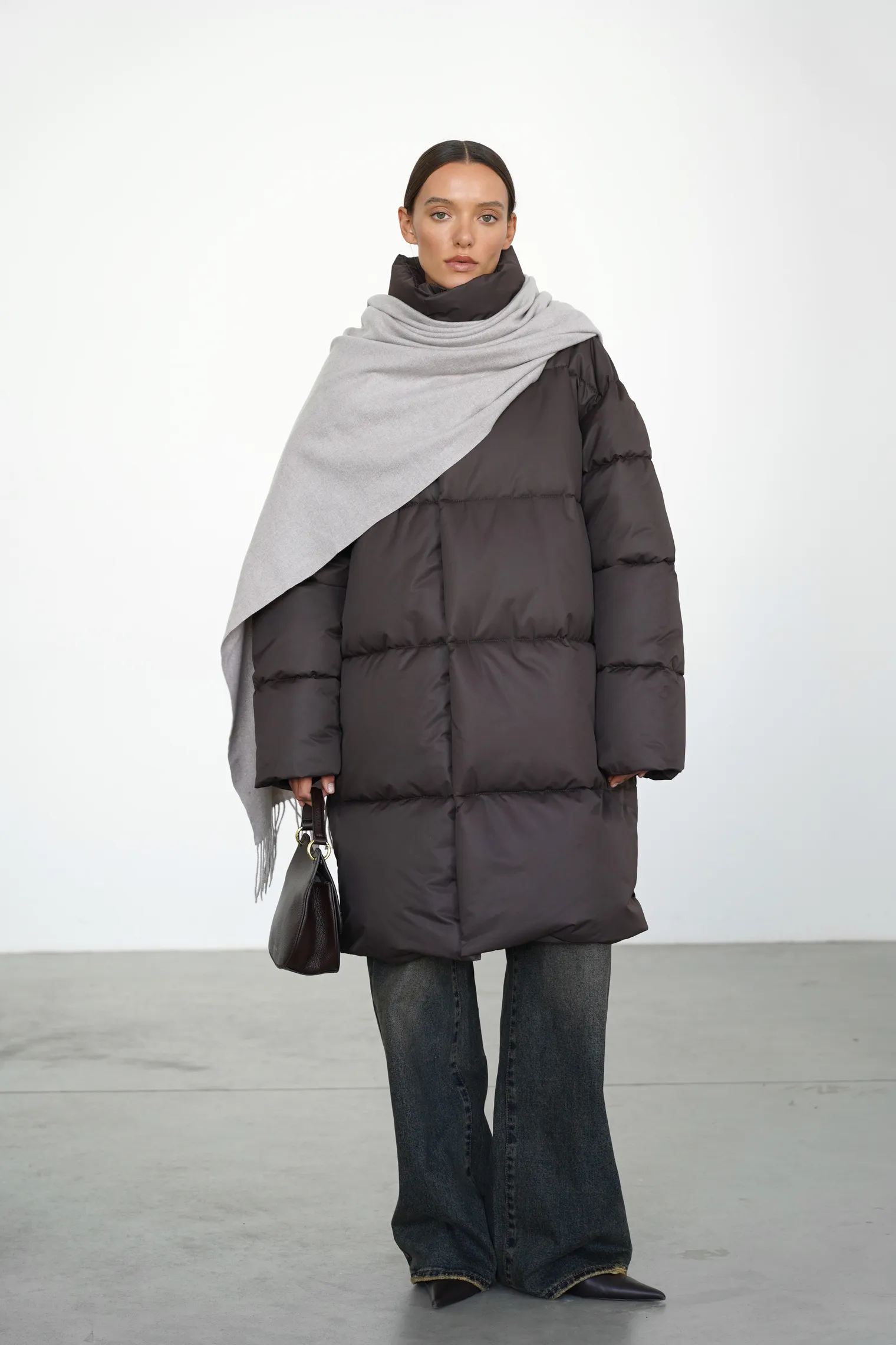 Пуховик стёганный с капюшоном шоколадного цвета фото 1