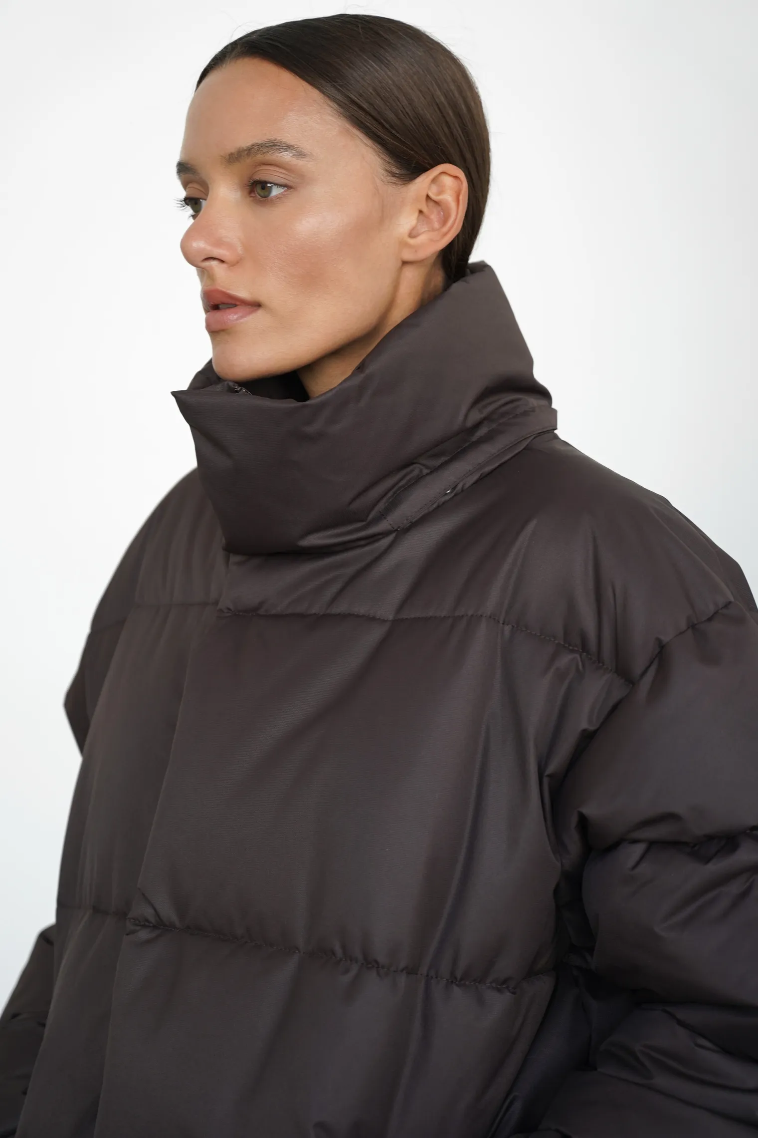 Пуховик стёганный с капюшоном шоколадного цвета фото 7