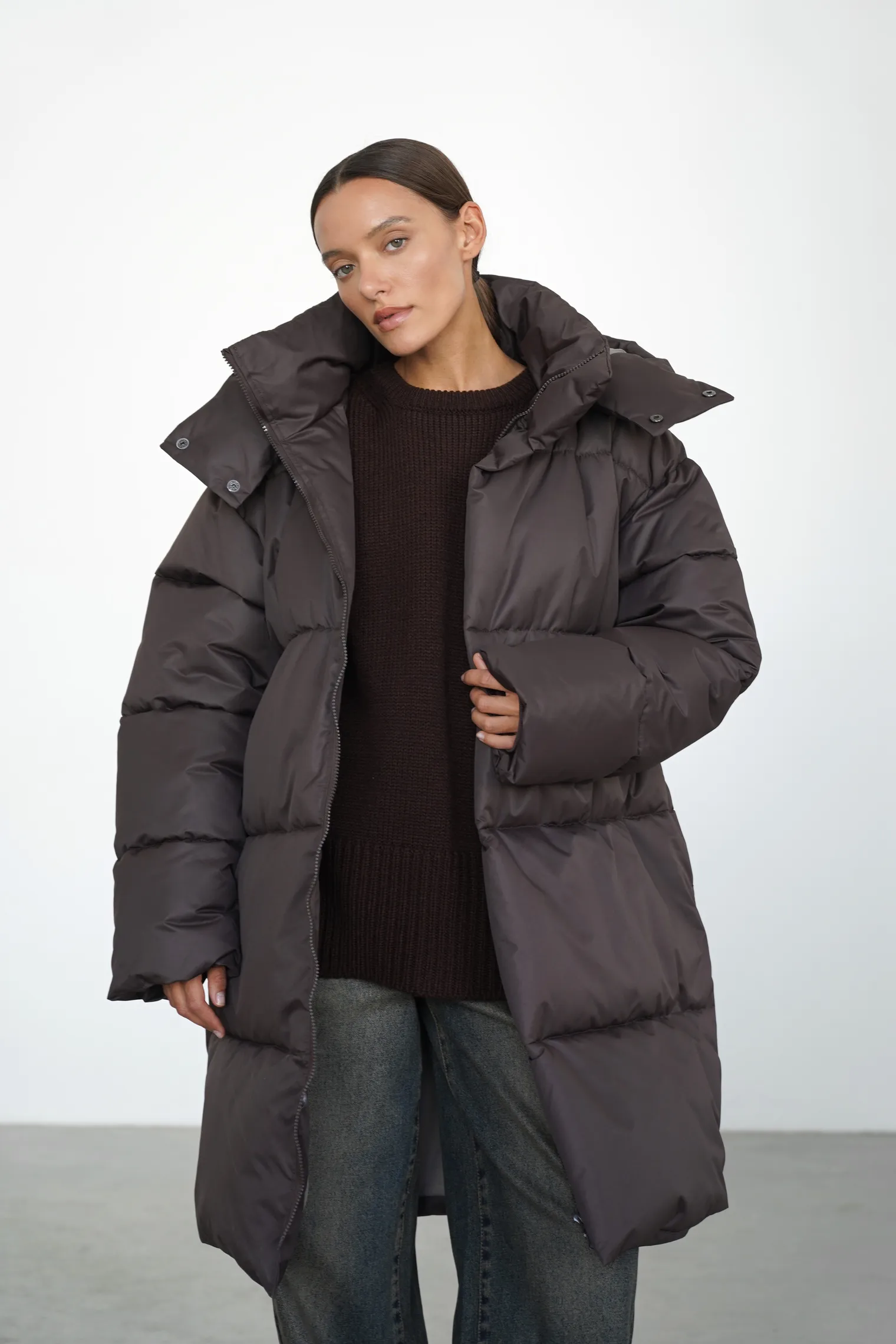 Пуховик стёганный с капюшоном шоколадного цвета фото 5