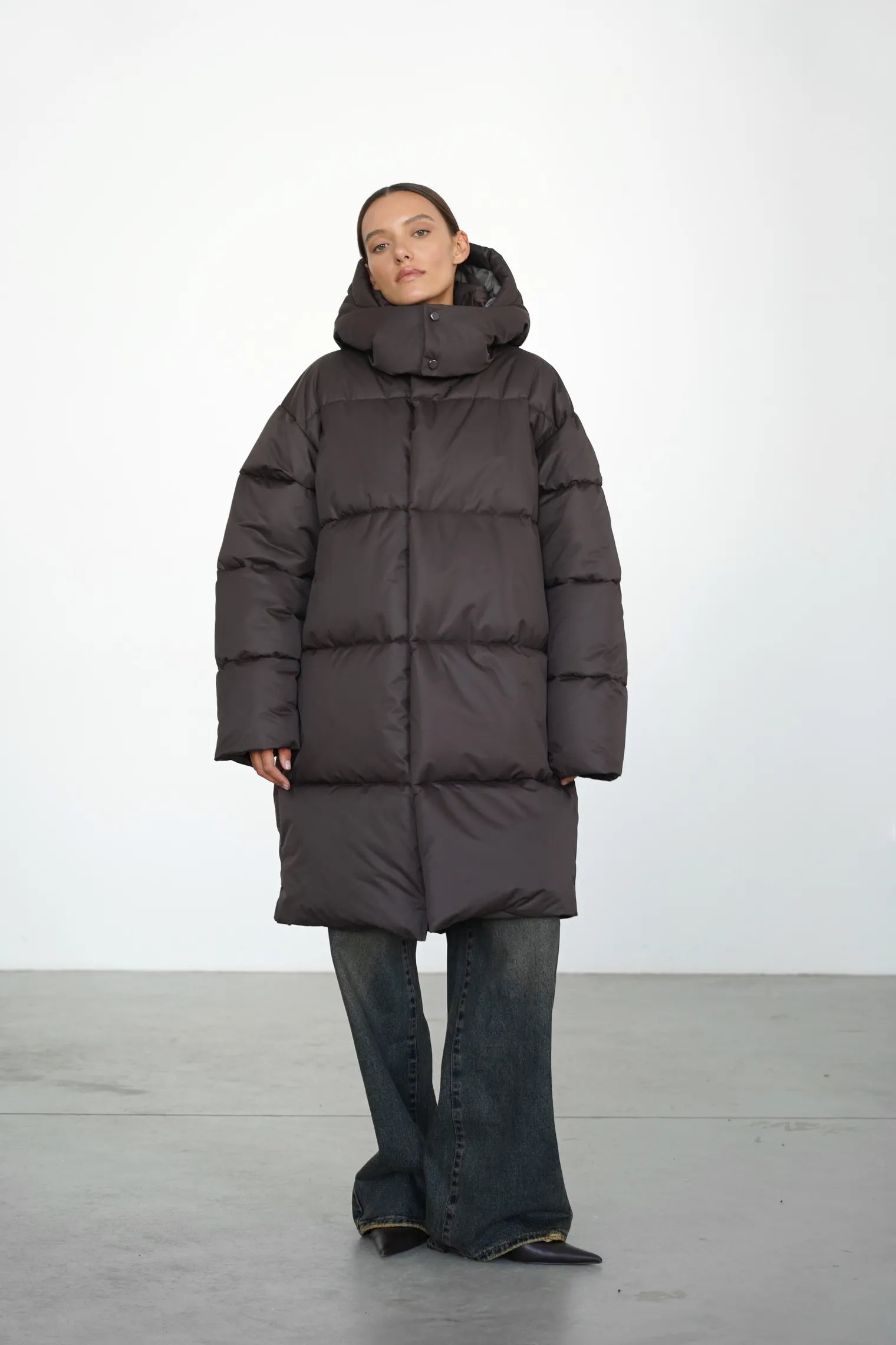 Пуховик стёганный с капюшоном шоколадного цвета фото 6