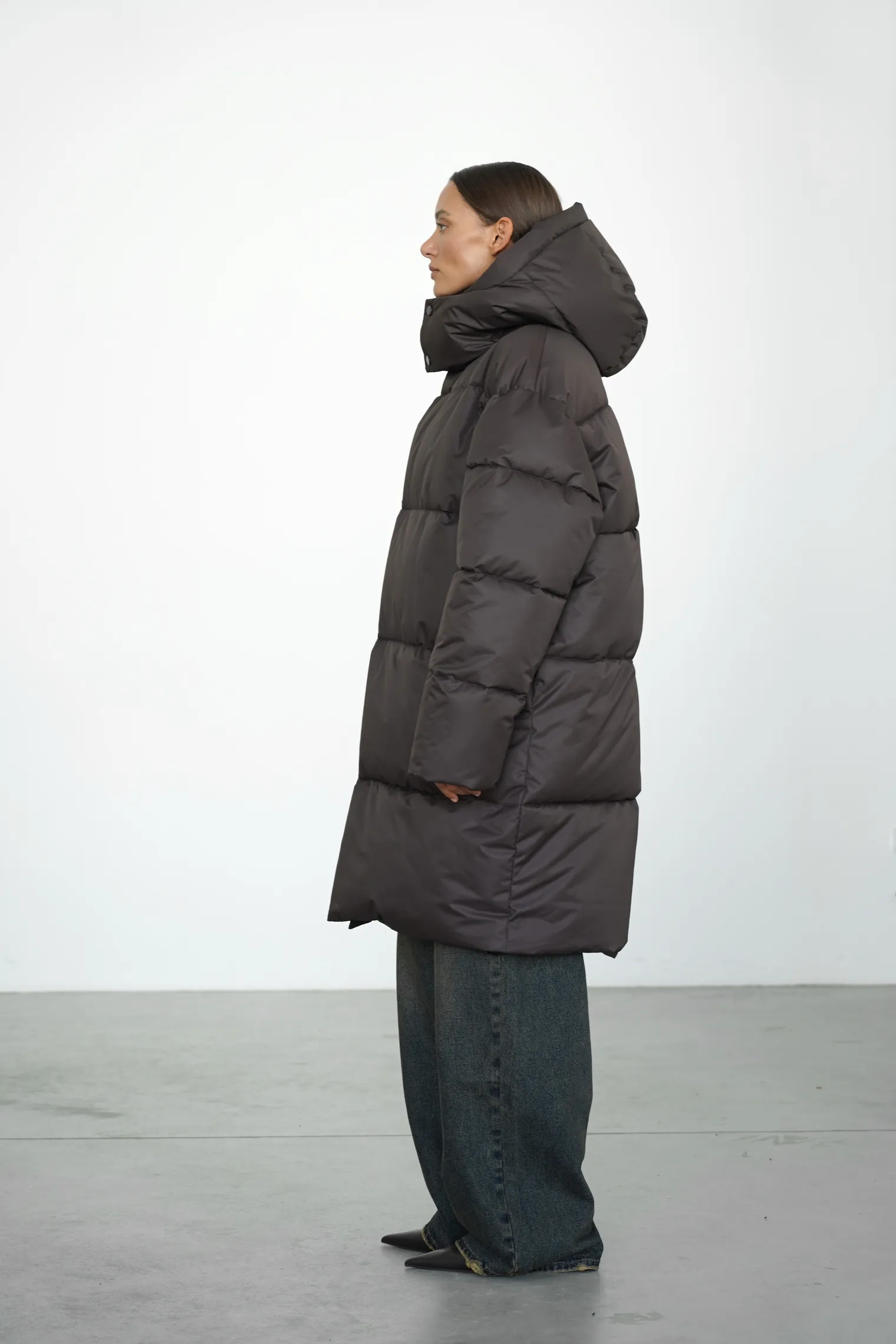 Пуховик стёганный с капюшоном шоколадного цвета фото 3