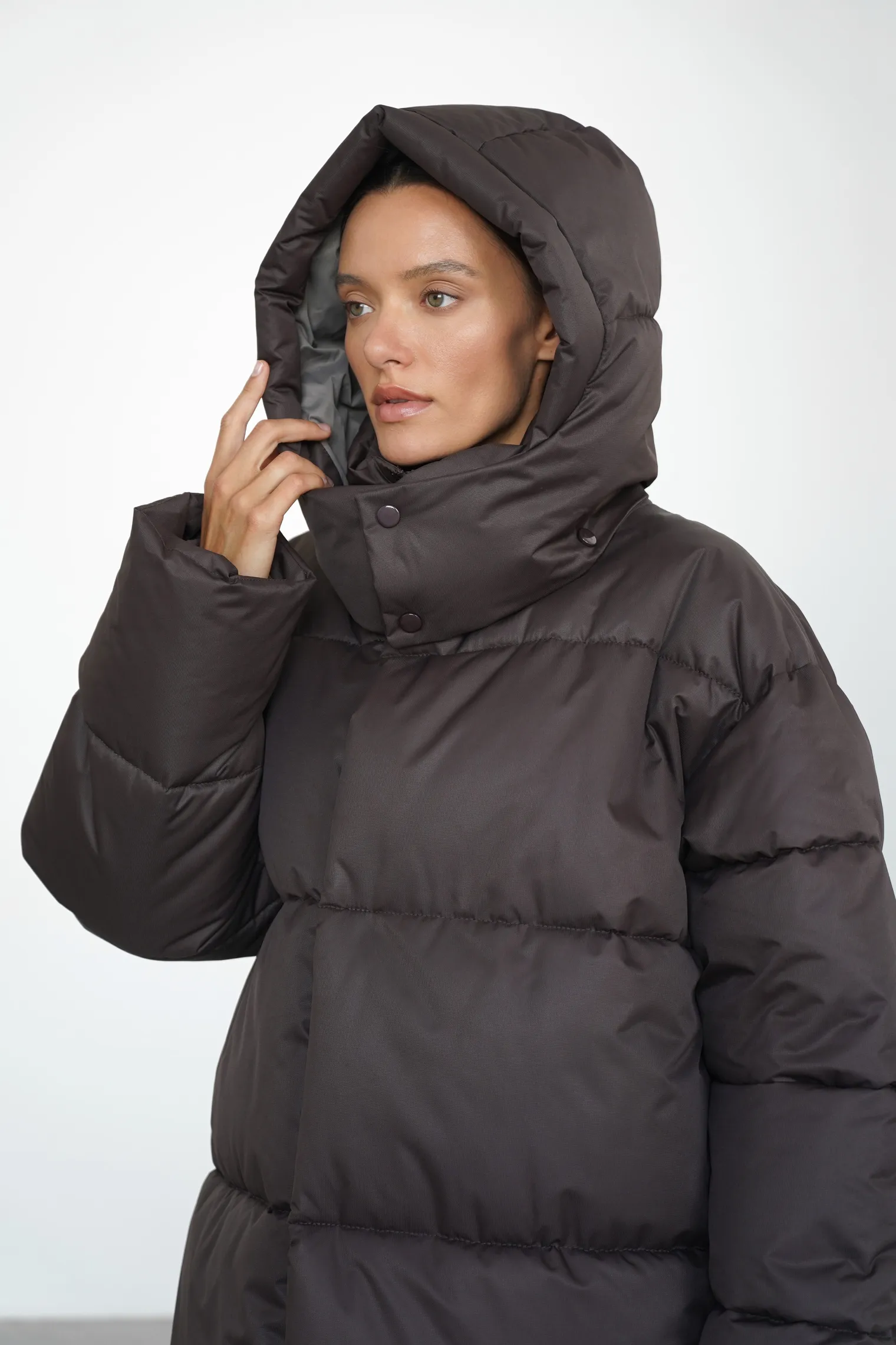 Пуховик стёганный с капюшоном шоколадного цвета фото 2